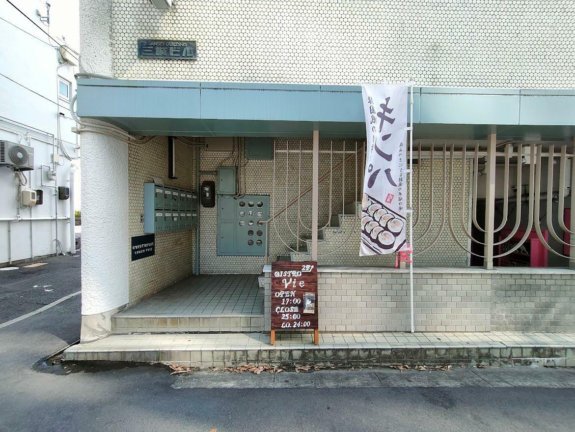 店舗ビル入口付近の様子