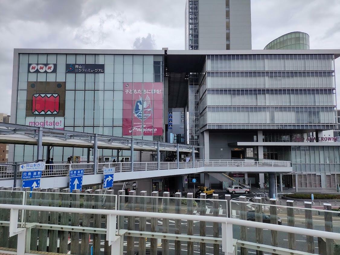 岡山駅西口広場付近（東西連絡通路西方面）