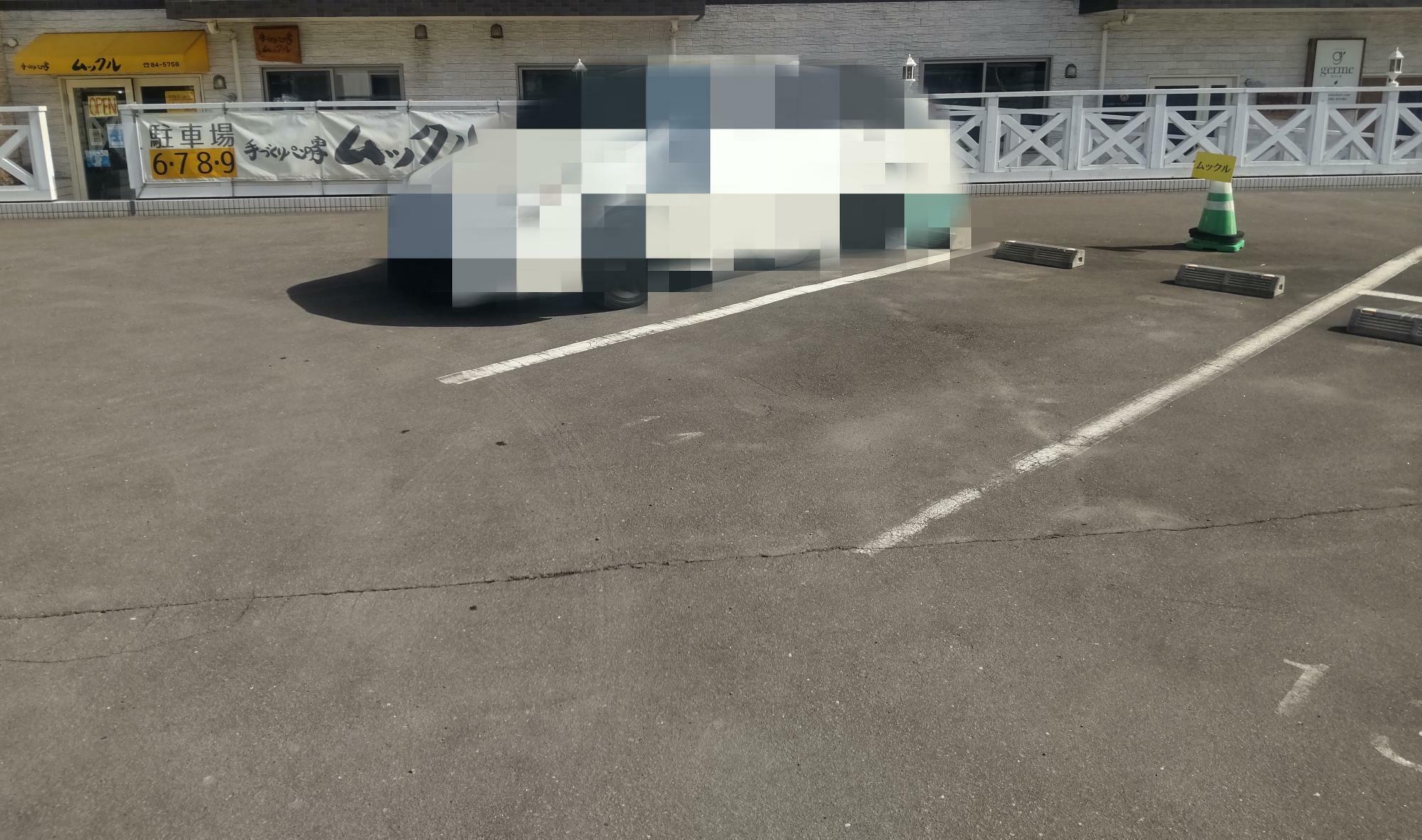 駐車場①｜お店の前に2台