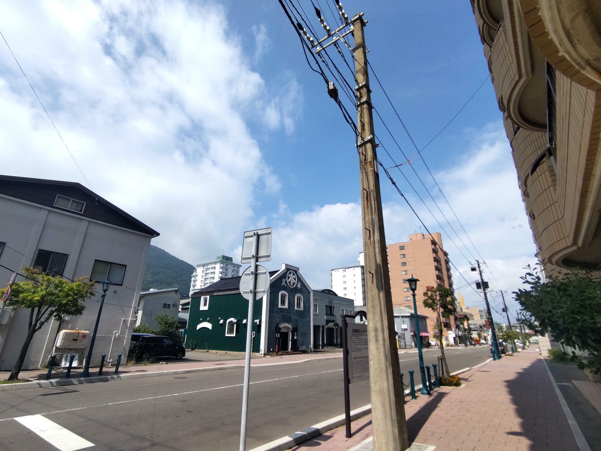 青空と『日本最古のコンクリート電柱』