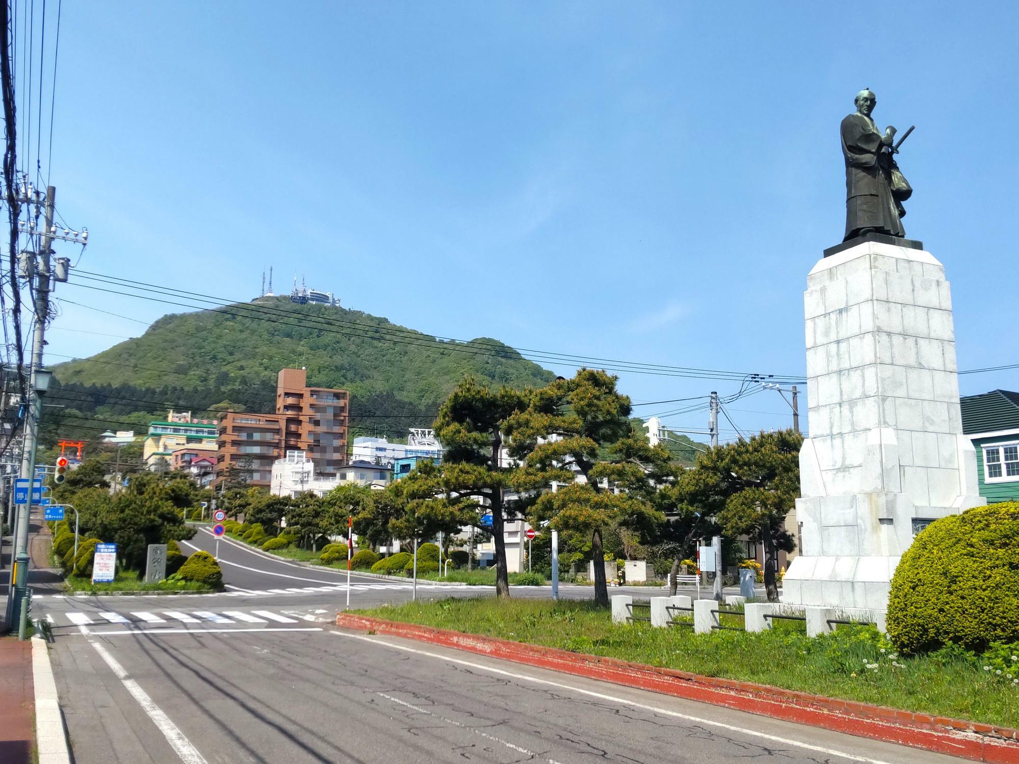 函館山と高田屋嘉兵衛銅像