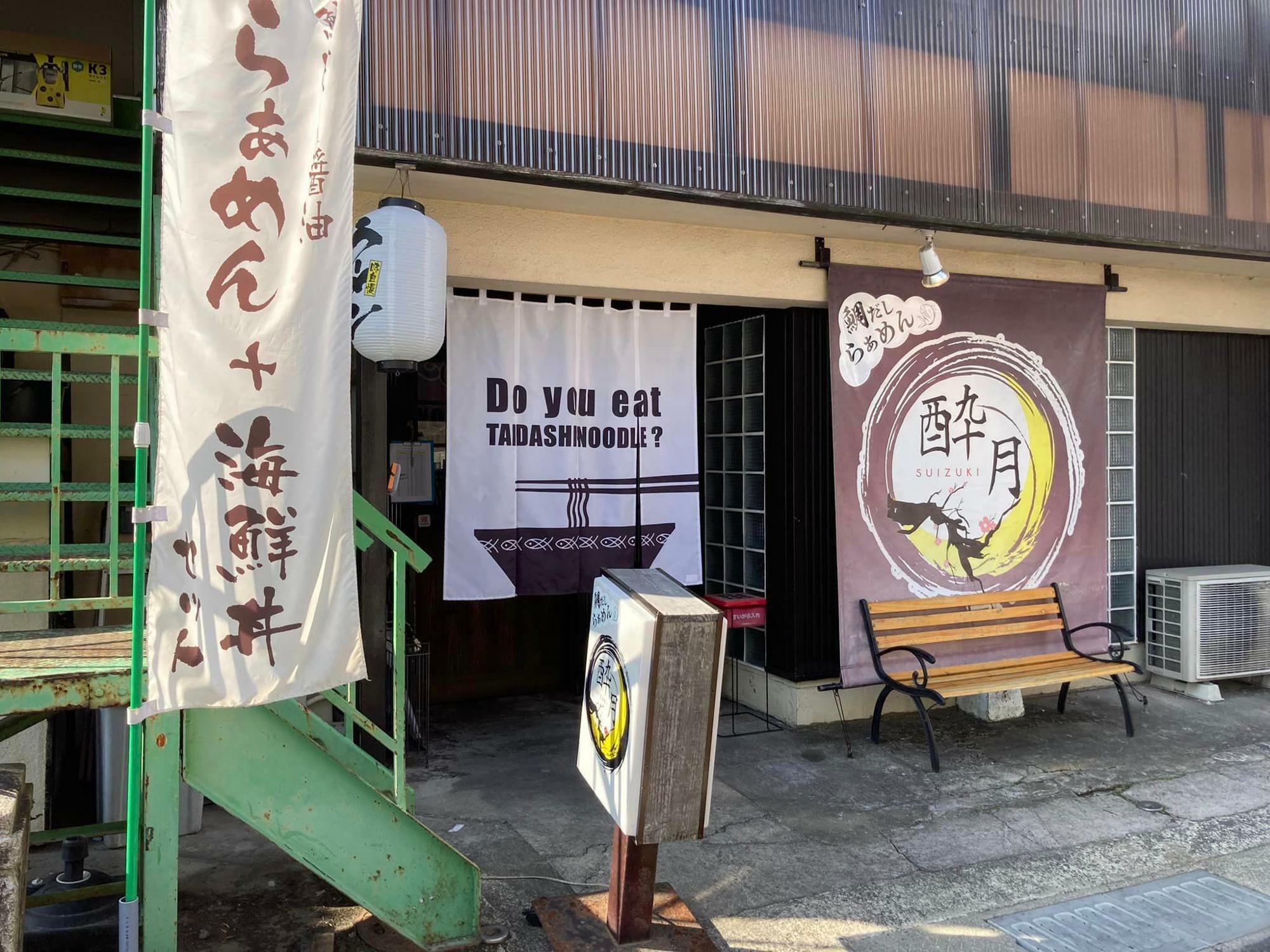 細い通りですが、旗や暖簾から、一目でお店がわかります。