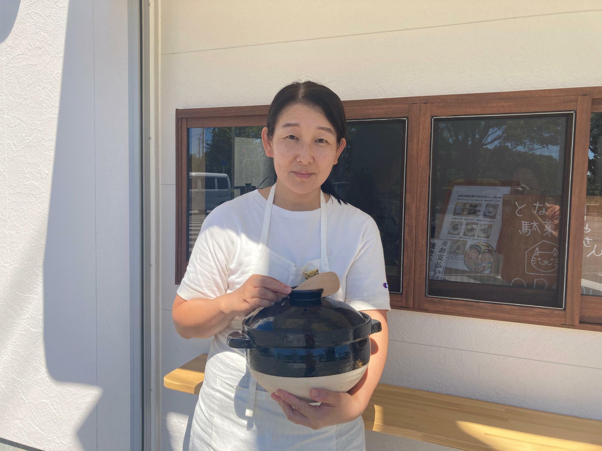 お店のおにぎりを作るのに欠かせない土鍋と、店主の西岡さん。