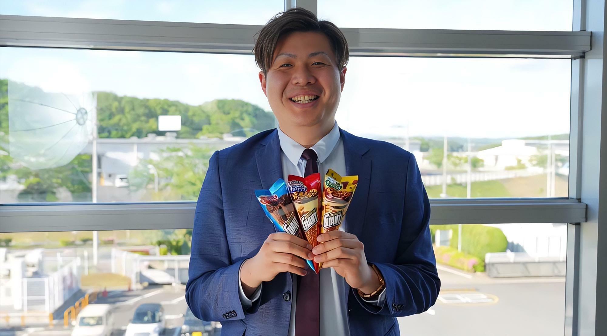 〈ジャイアントコーン〉は、チョコナッツのほか、クッキー＆チョコ、チョコ＆ミルク、大人シリーズなど、常時4～5種類程度が販売されています。そのなかでも、杉山さんは黄色の「チョコ＆ミルク」がお好み。