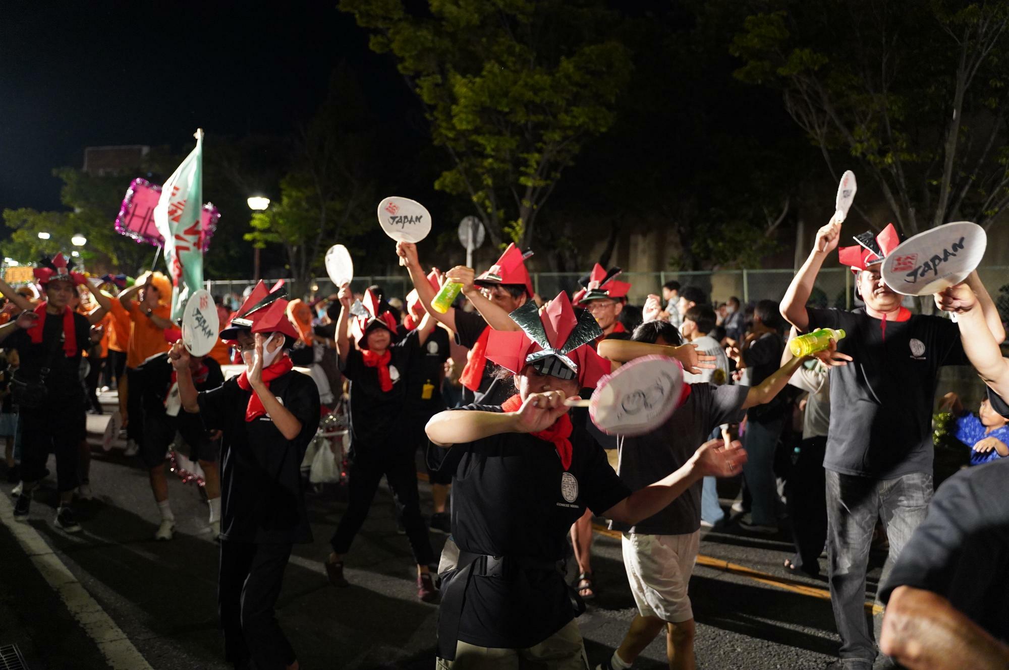 夜になるとさらに盛り上がる参加者　※碧南市より画像提供いただきました