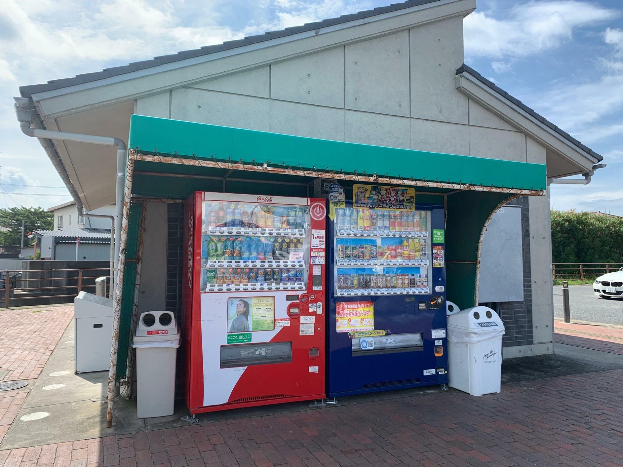 「ドリンク類の自販機」とトイレ（裏手）