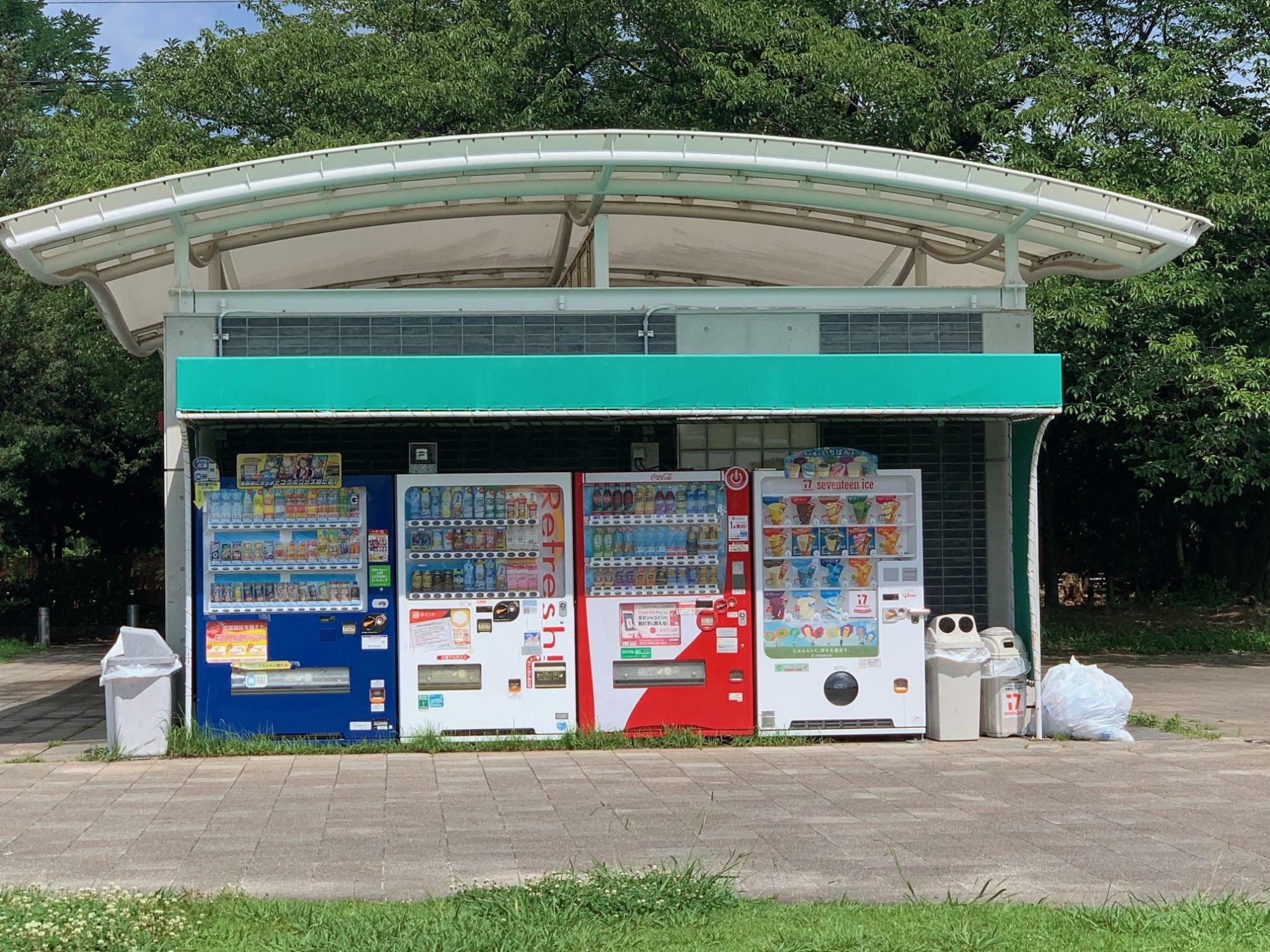 「ドリンク自販機」と「ゴミ箱」