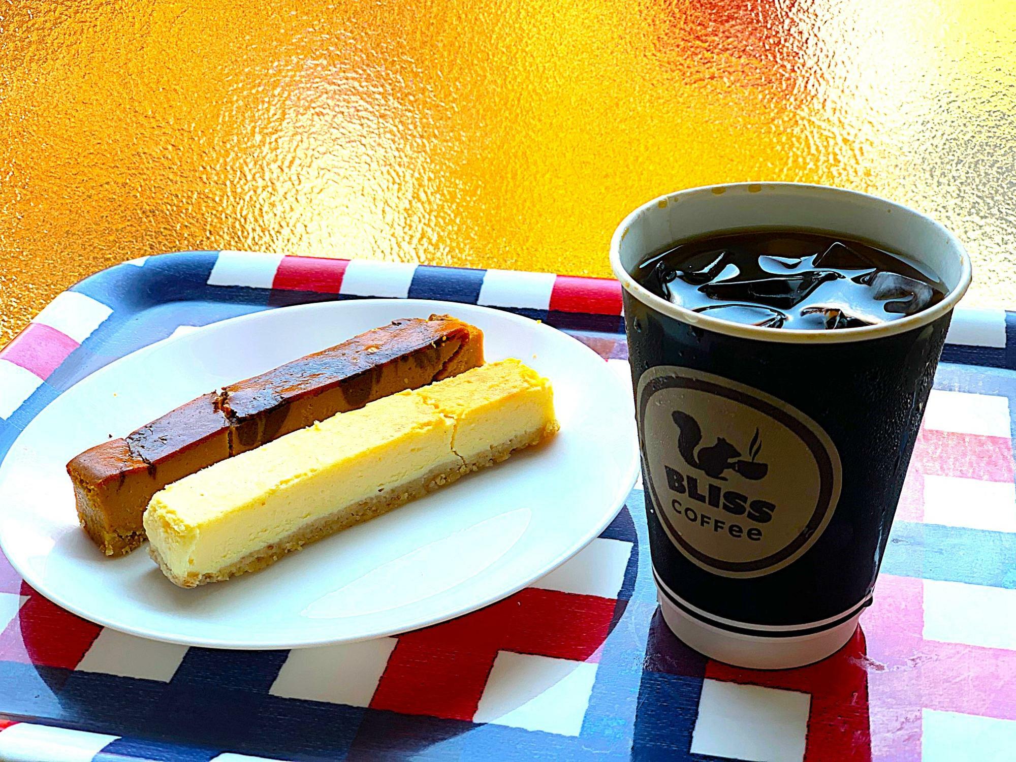 「チーズケーキ」各380円　「水出しコーヒー」500円