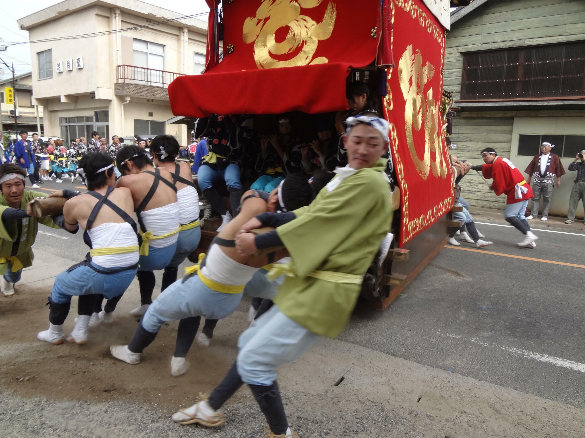 迫力あります　鶴ヶ崎山車保存会より提供