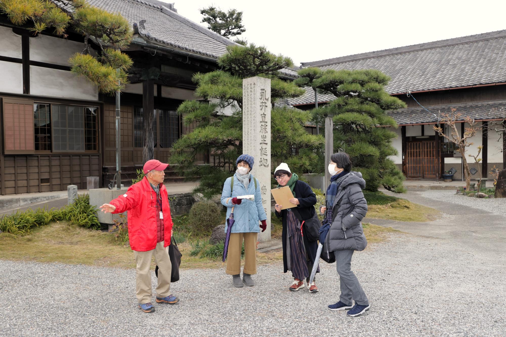 ガイドの土谷さんと参加者たち