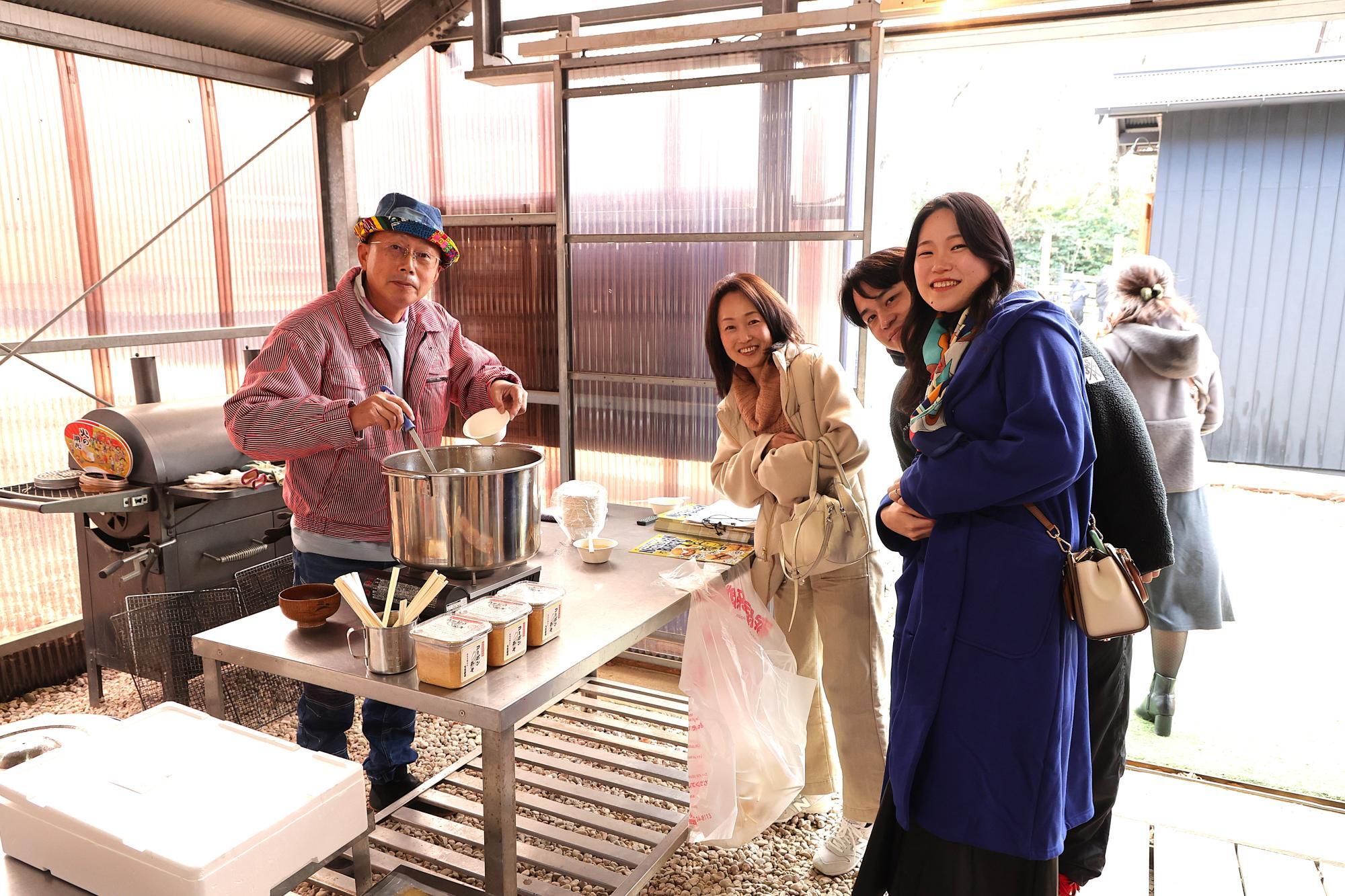 笑顔の杉崎さんとお客様