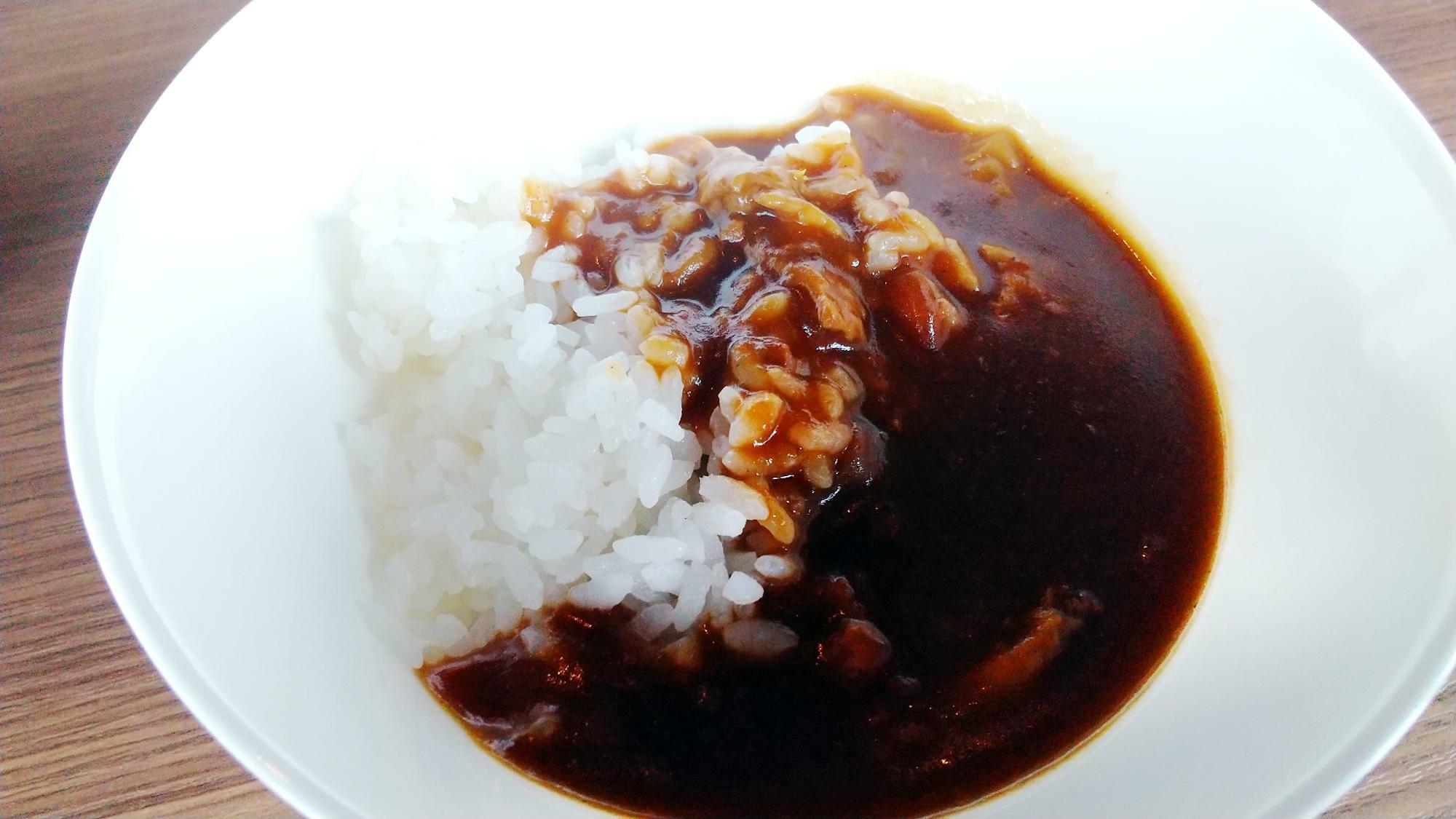 「ホテル特製 神戸牛すじ入りカレー」