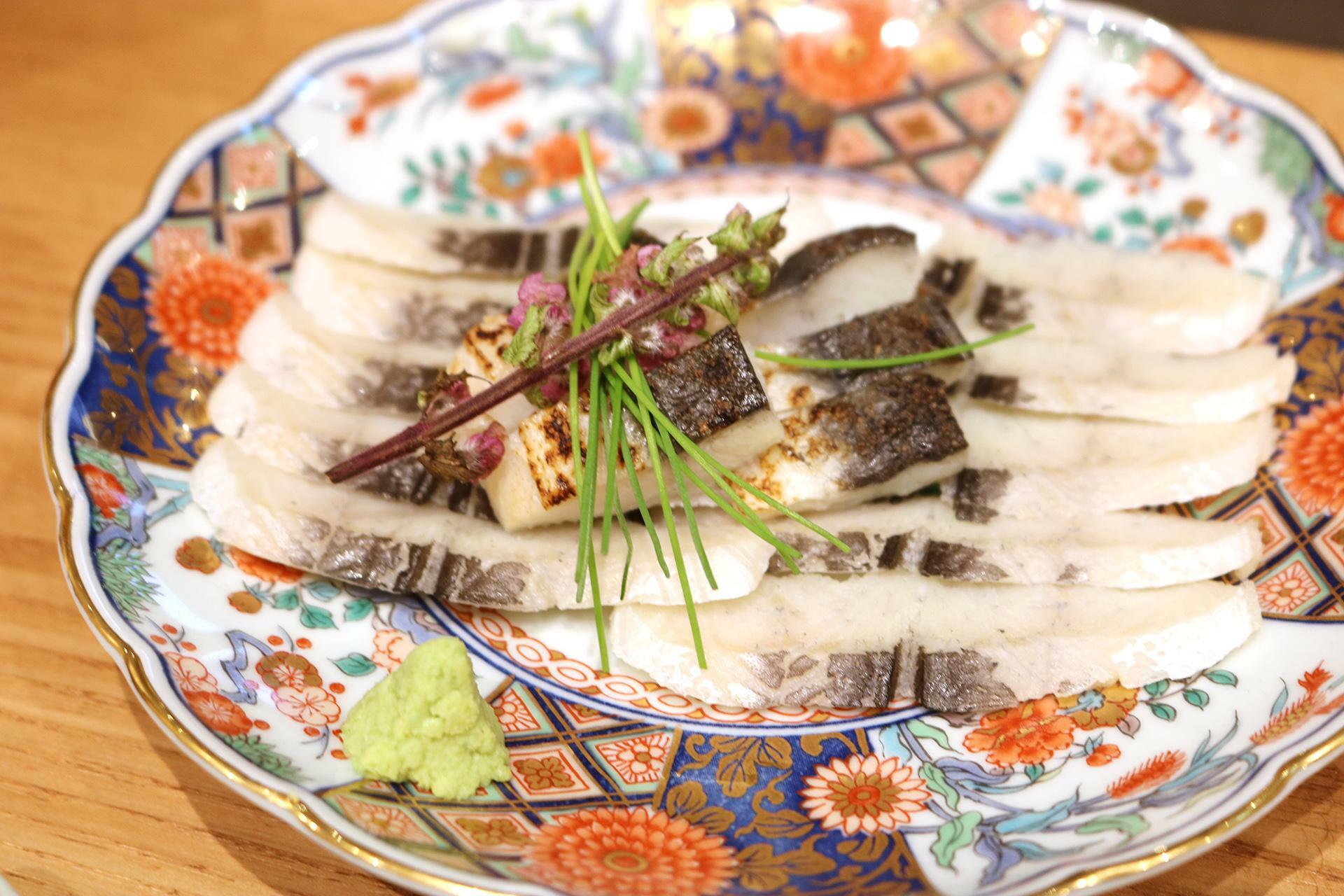「鰻タタキ」（3,069円）は、皮をはいだ部位（下）と、あぶった皮付きの部位（上）で、食感の違いも楽しめる