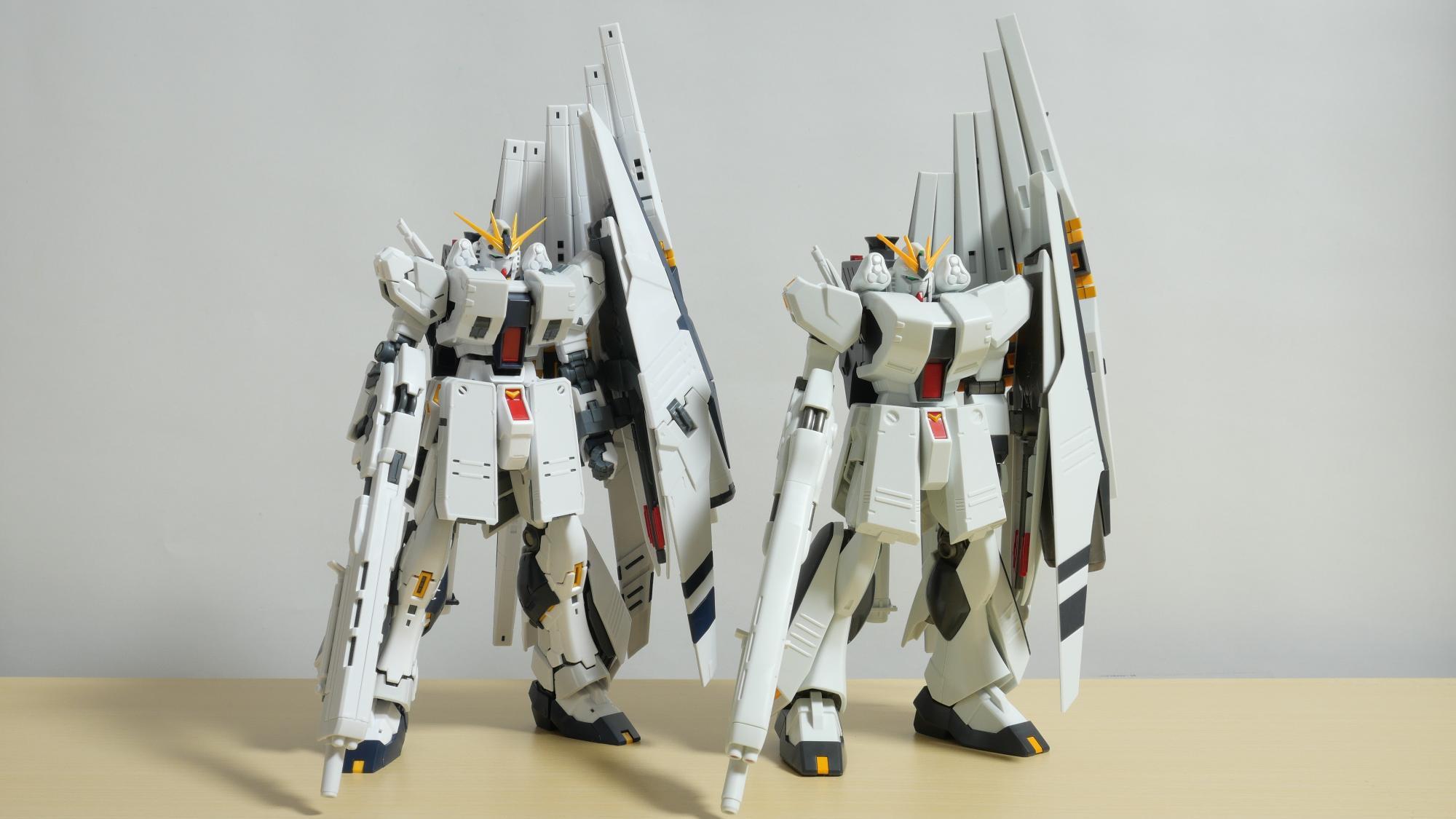 左 : 当キット / 右 : HGUC No.93 νガンダム（ヘビー・ウエポン・システム装備型）