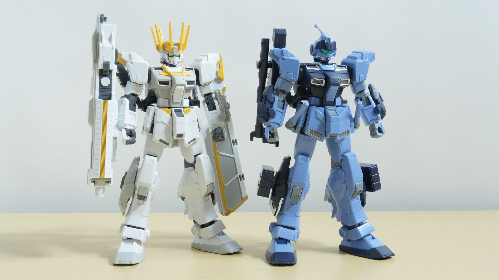 左：当キット　／　右：HGUC ペイルライダー（陸戦重装備仕様）