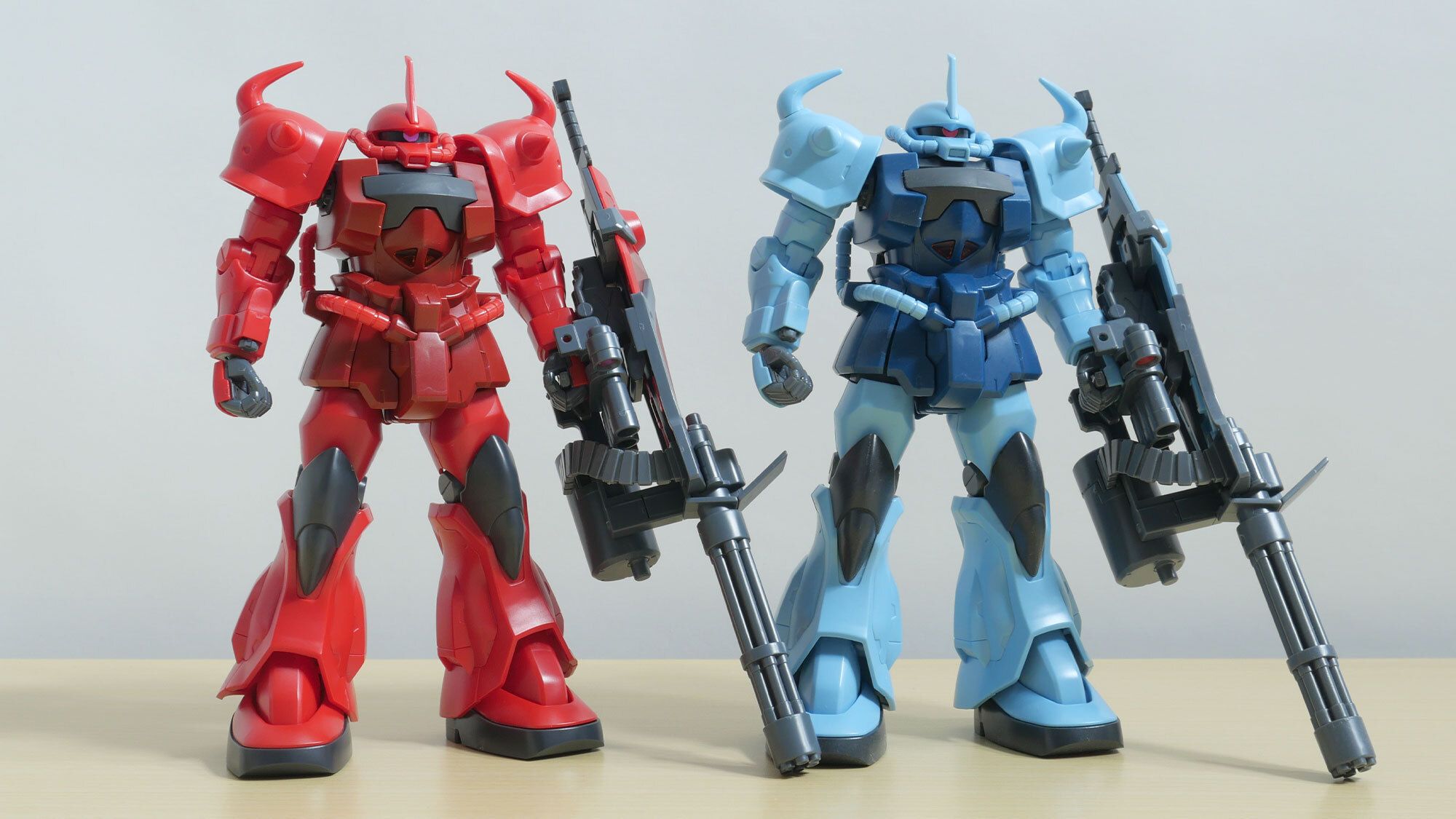 左：当キット　／　右：HGUC No.117 グフカスタム