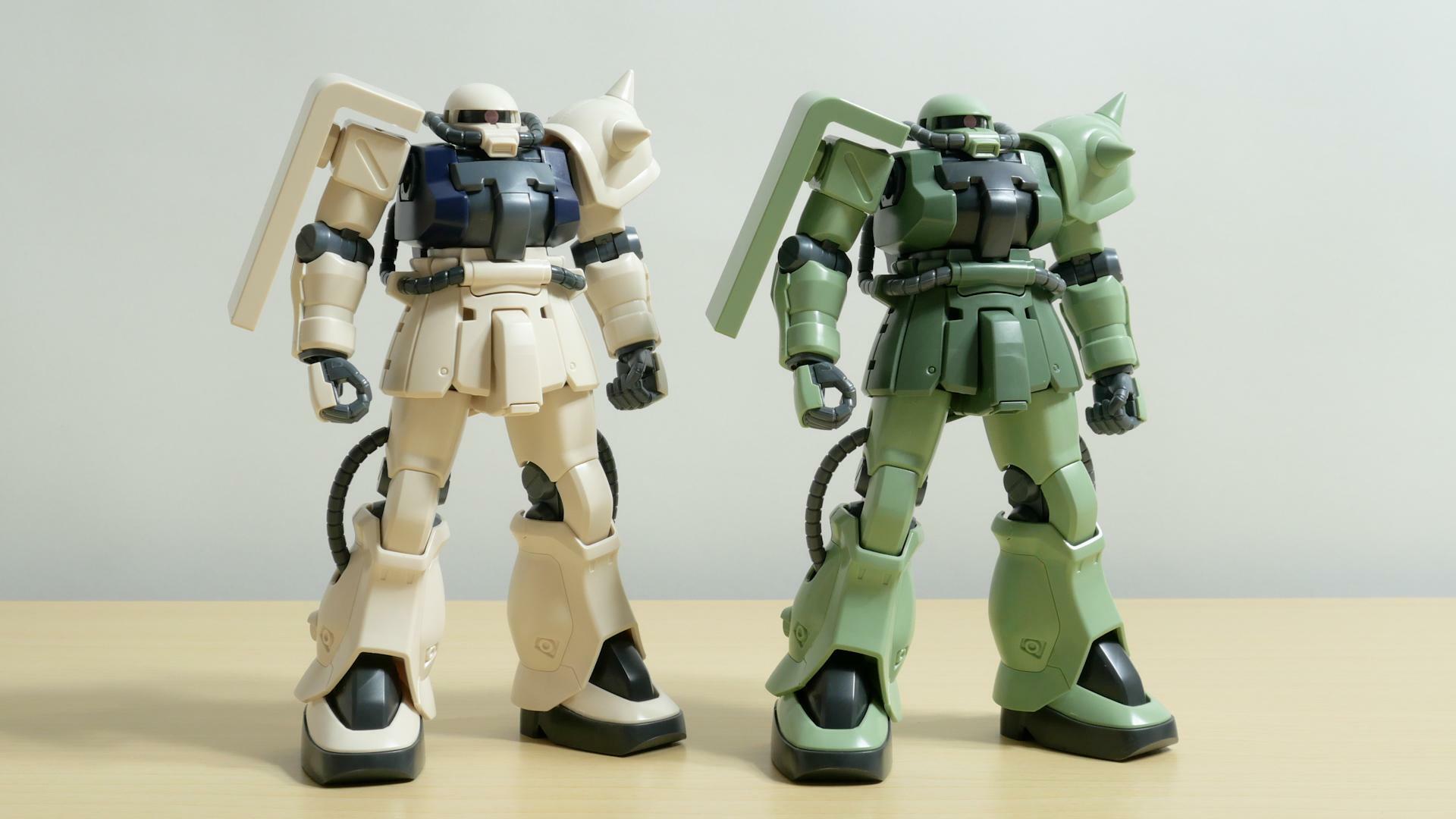 「HGUC 1/144 MS-06F-2 ザクII(連邦軍仕様)」（写真左側）と比較