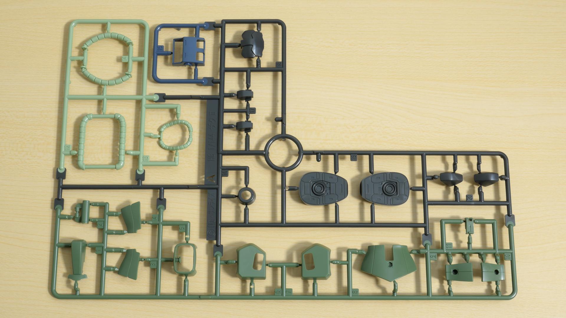 素組み工程】豊富な装備が魅力！選べる腰部装甲も付属する量産機