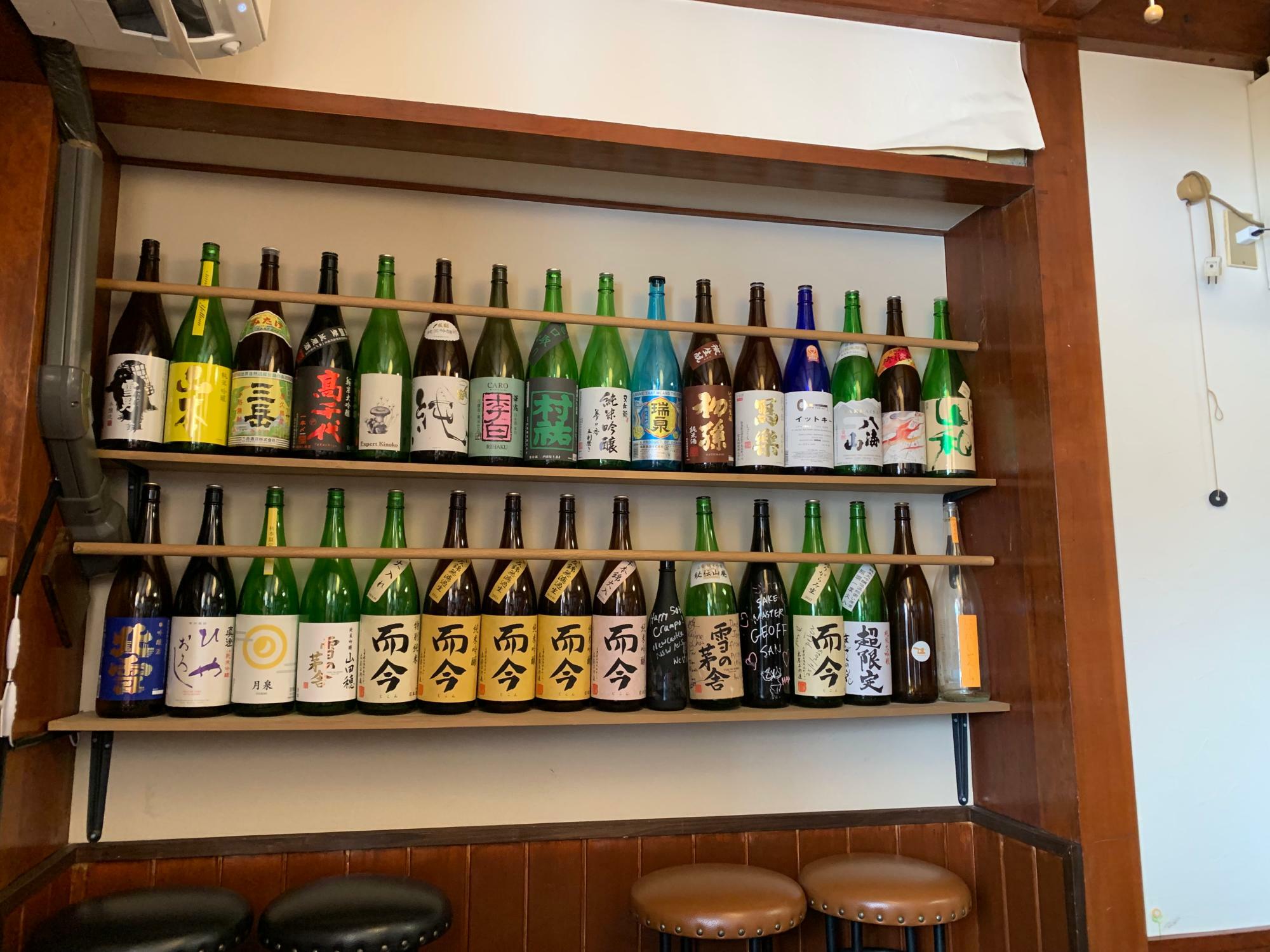 日本酒の瓶がずらりと並ぶ