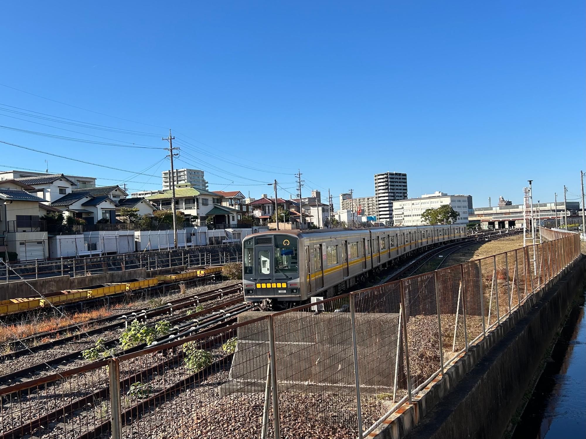 道路を挟んだ向かい側にある地下鉄の車両基地（工場は写真奥の方に）