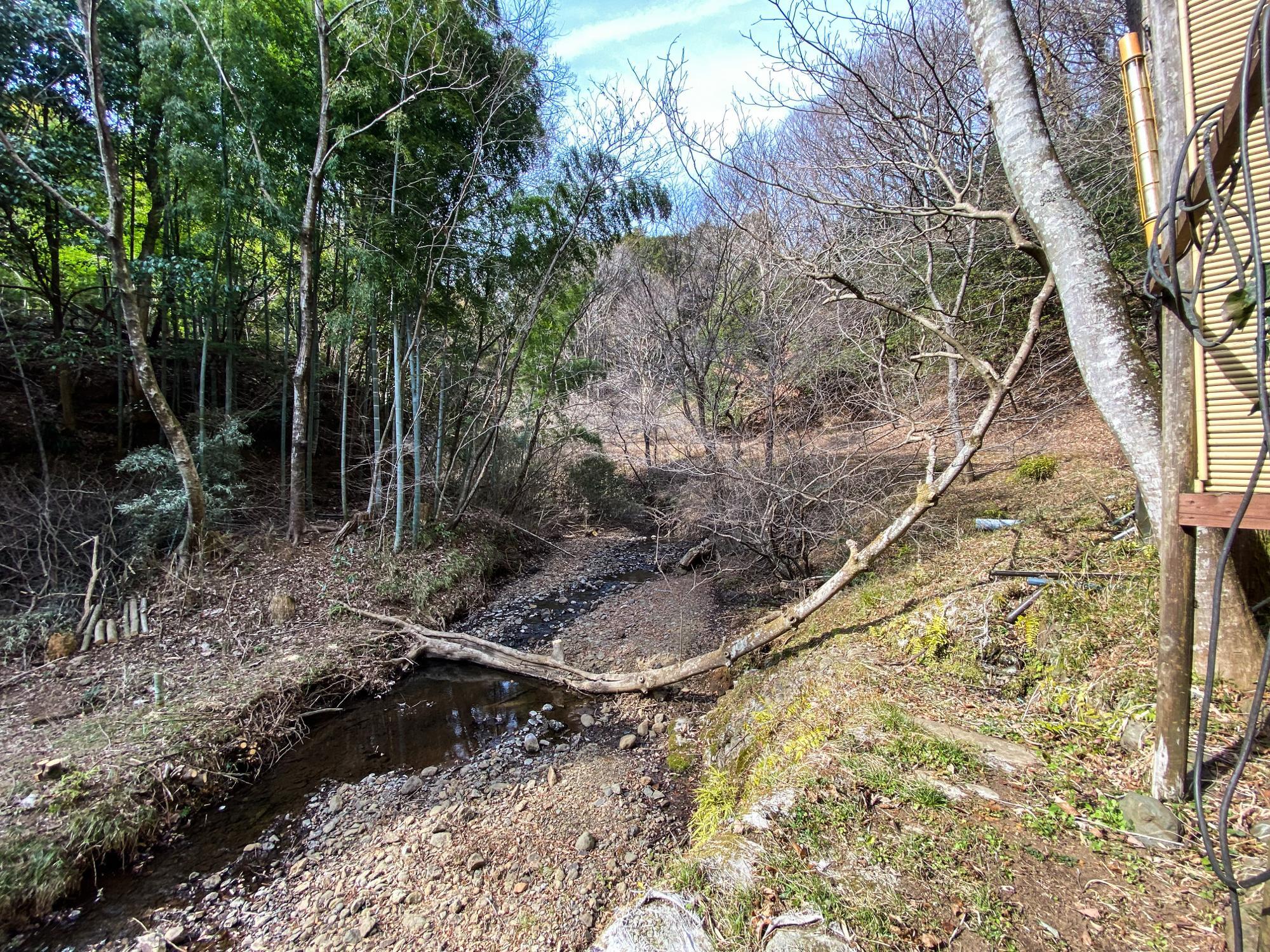 すぐ下には小川が流れていて、せせらぎが心地よい