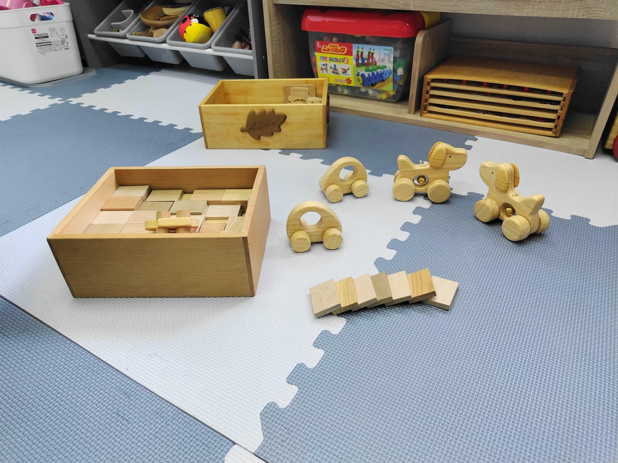 （職人である代表の中西さんのお父様手作りの木の玩具）