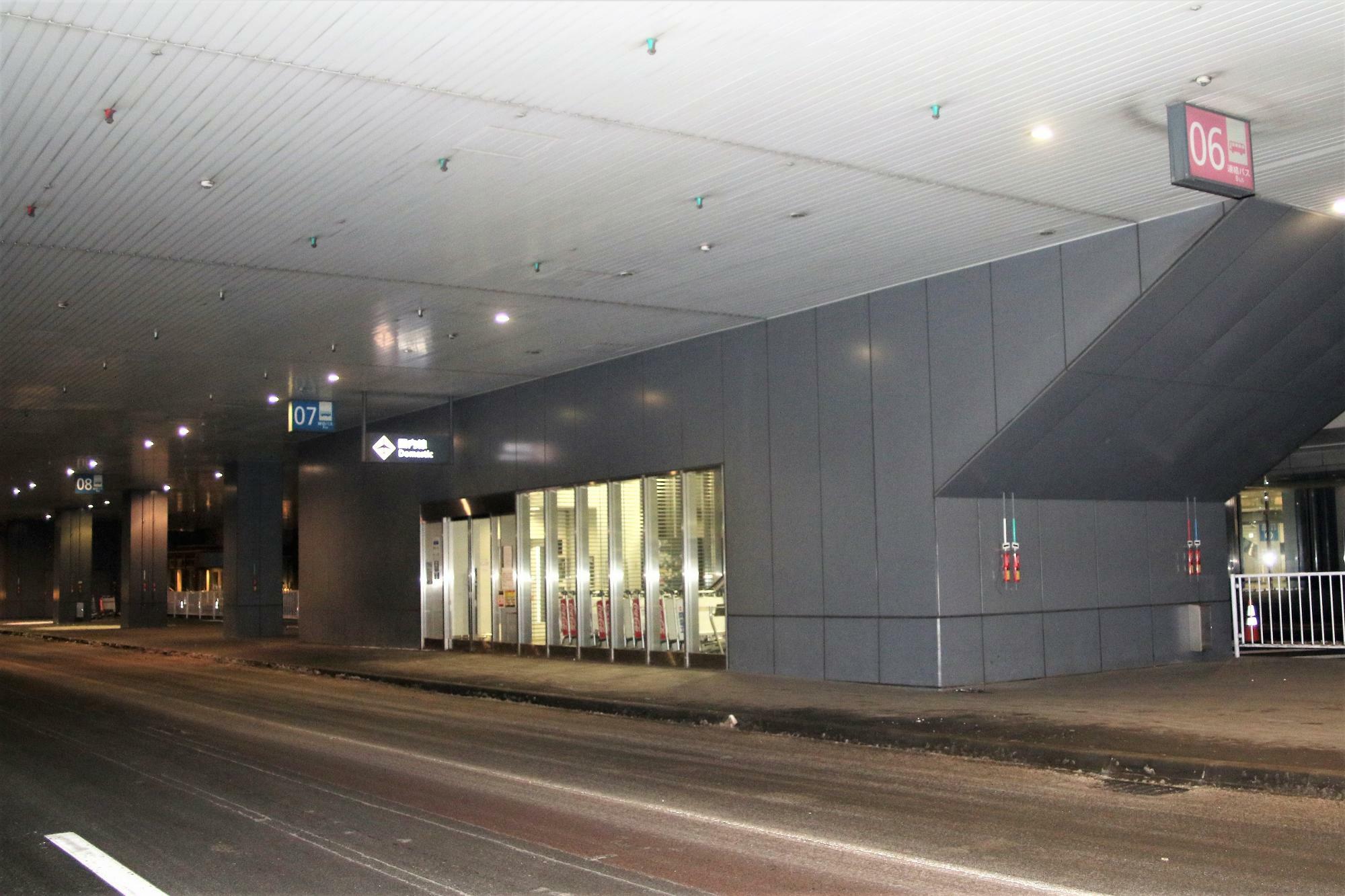 バスレーンにある新千歳空港温泉への深夜入口
