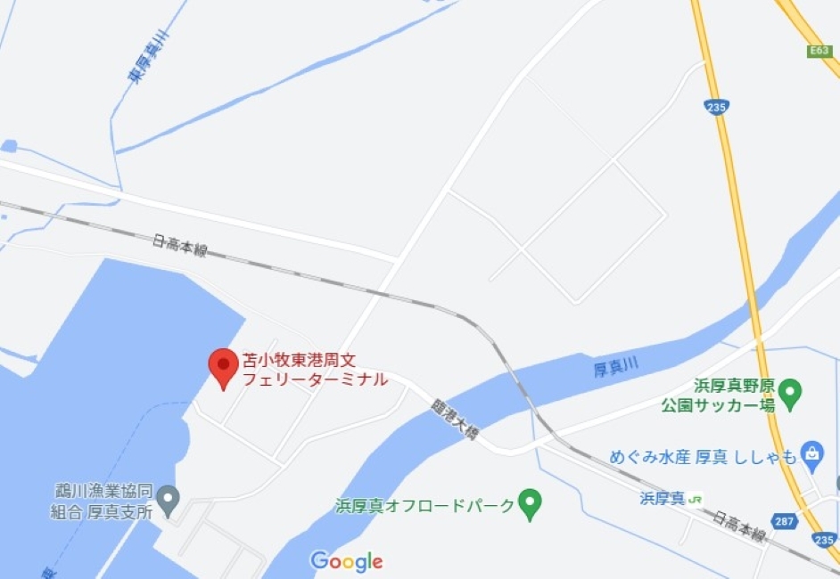 東港フェリーターミナルとJR浜厚真駅の地図 (C)Google