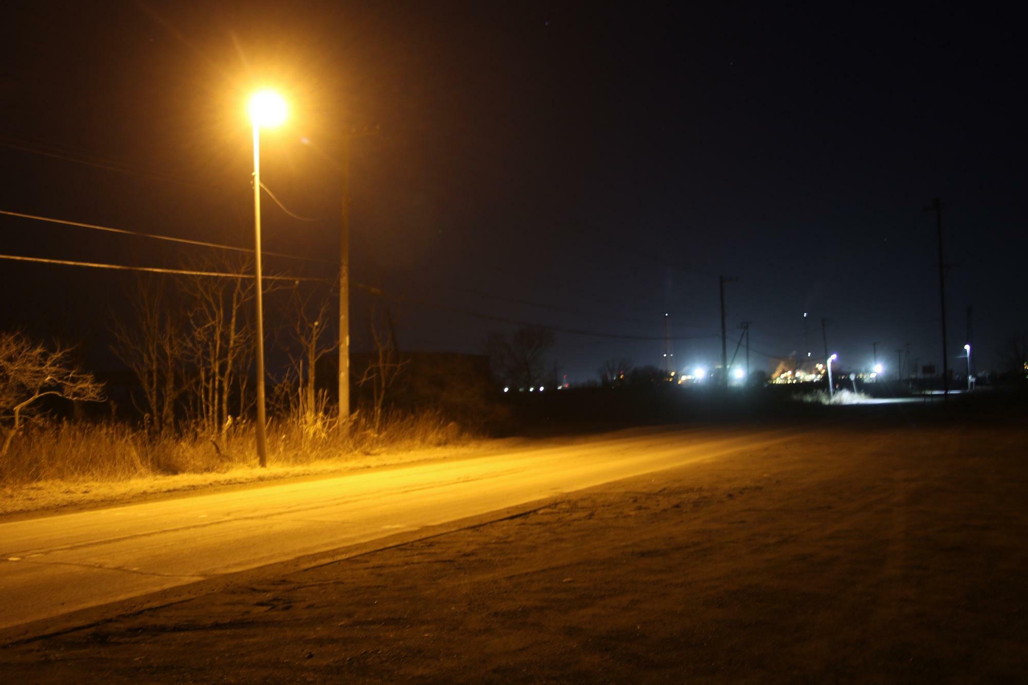 夜の浜厚真駅駅前(車の照明やストロボなしで撮影)