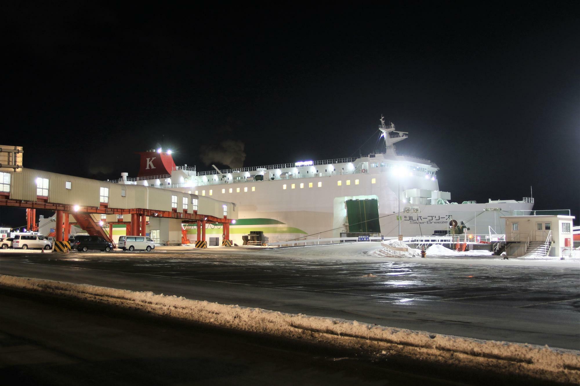 苫小牧西港フェリーターミナルに入港したシルバーフェリー「シルバーブリーズ」