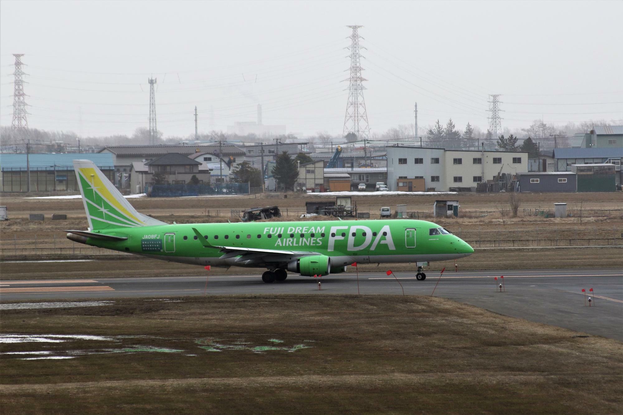 県営名古屋空港から緑色の機体が着陸