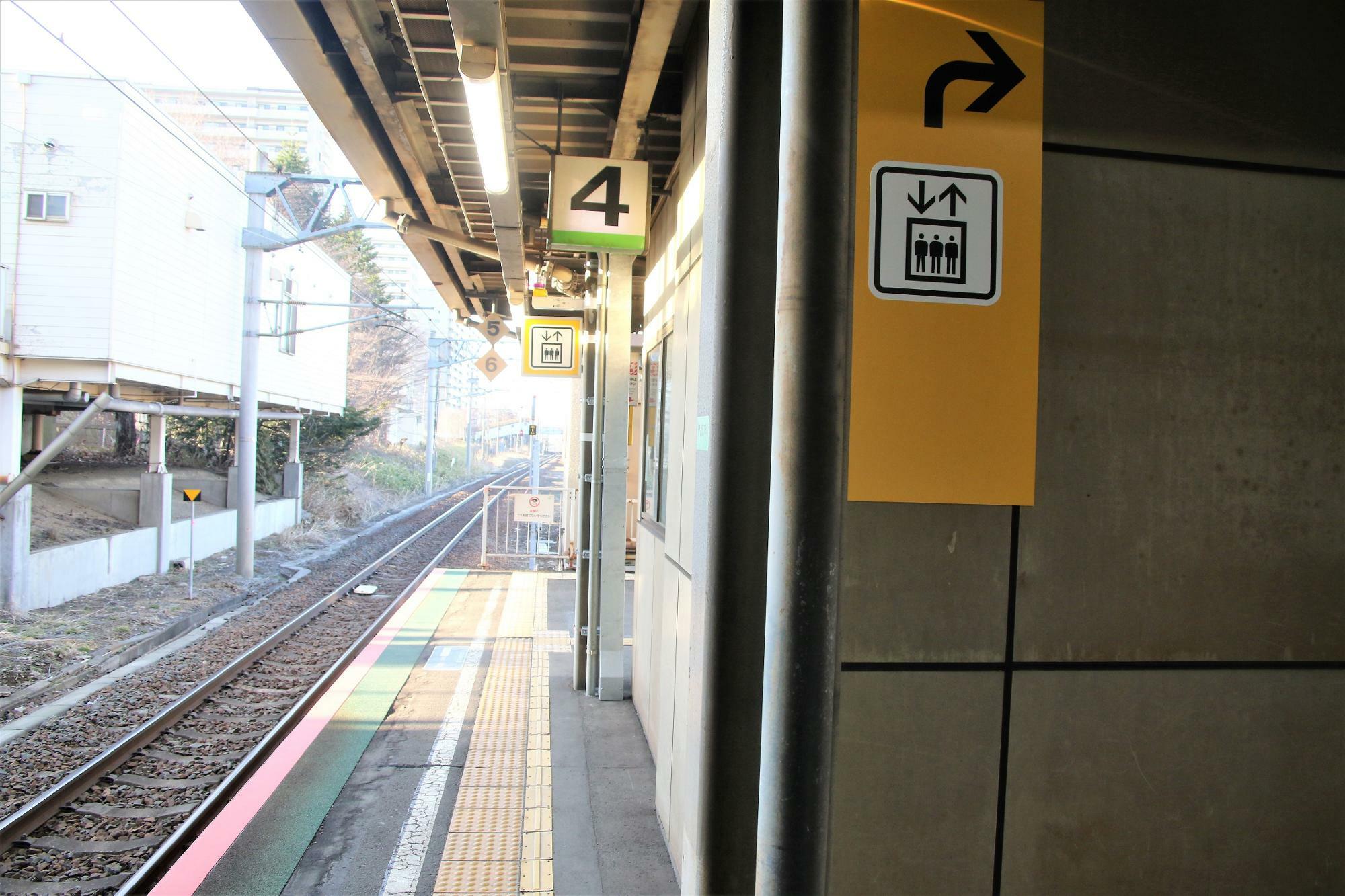 北広島駅4番ホームの札幌方向先端。エレベーターがある。