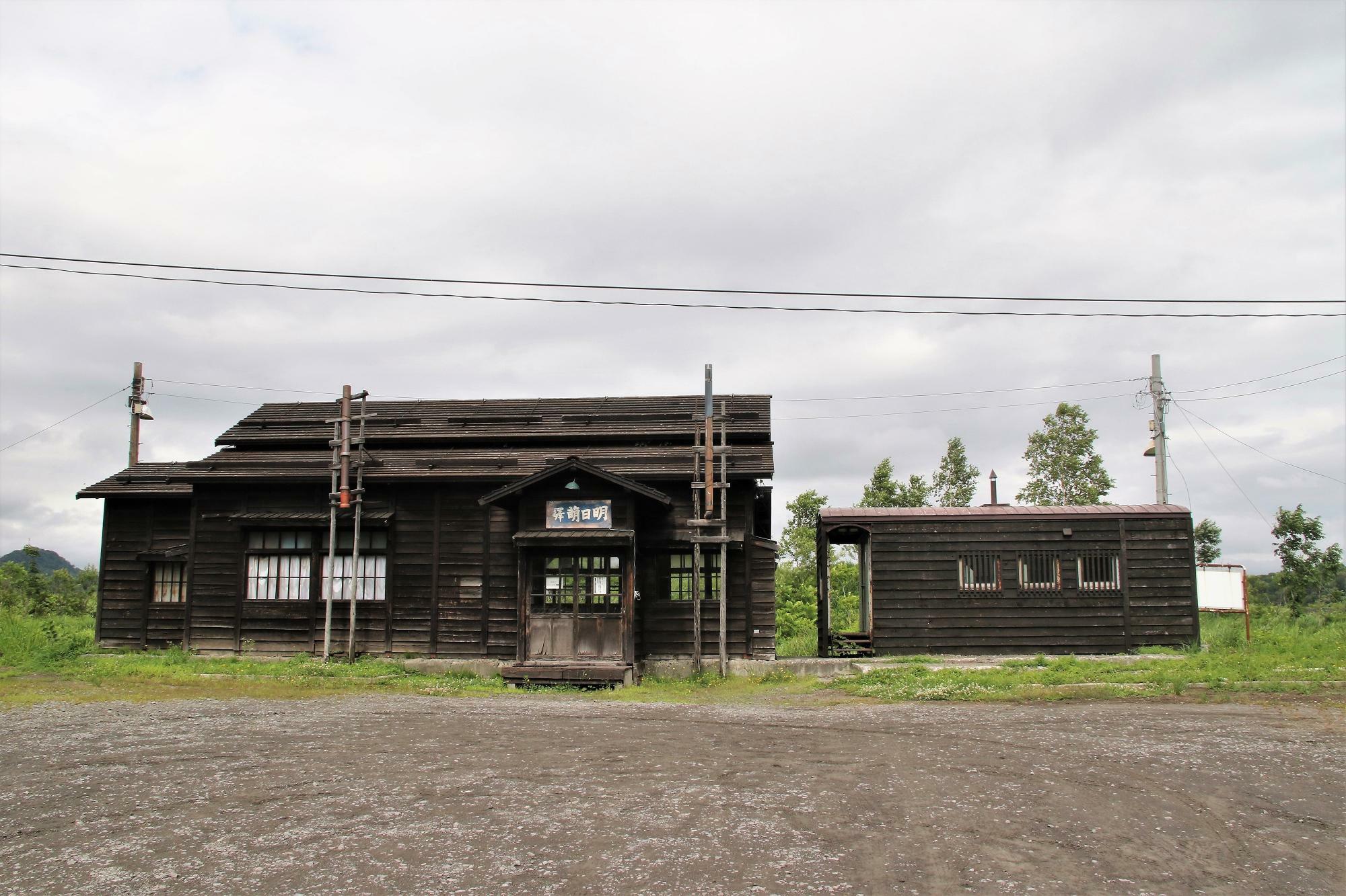 左：明日萌駅舎、右：JR恵比島駅舎