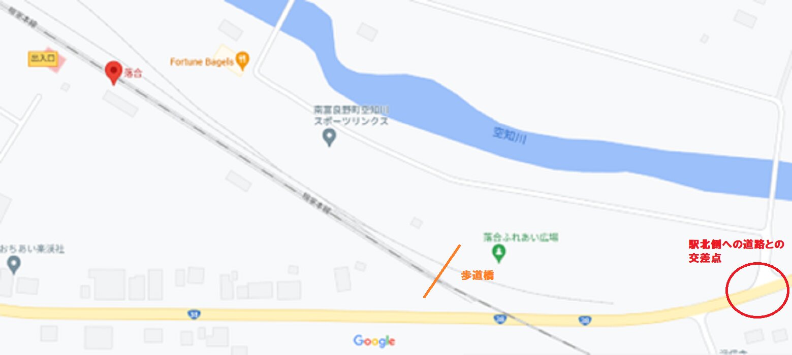 歩道橋と駅北側への位置図　(C)Google