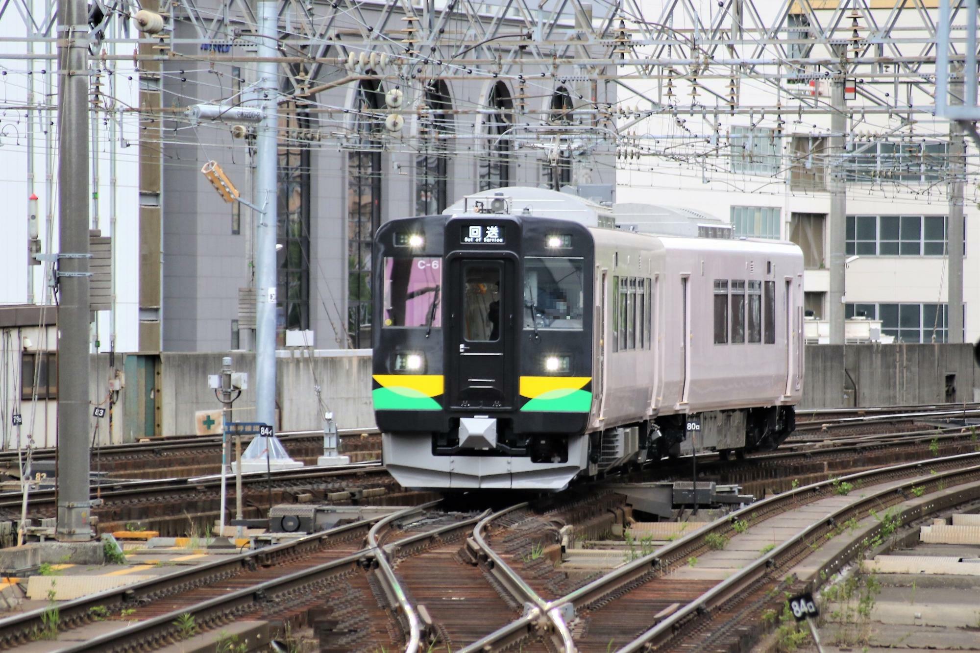 桑園駅方向から札幌駅へ入線する737系電車