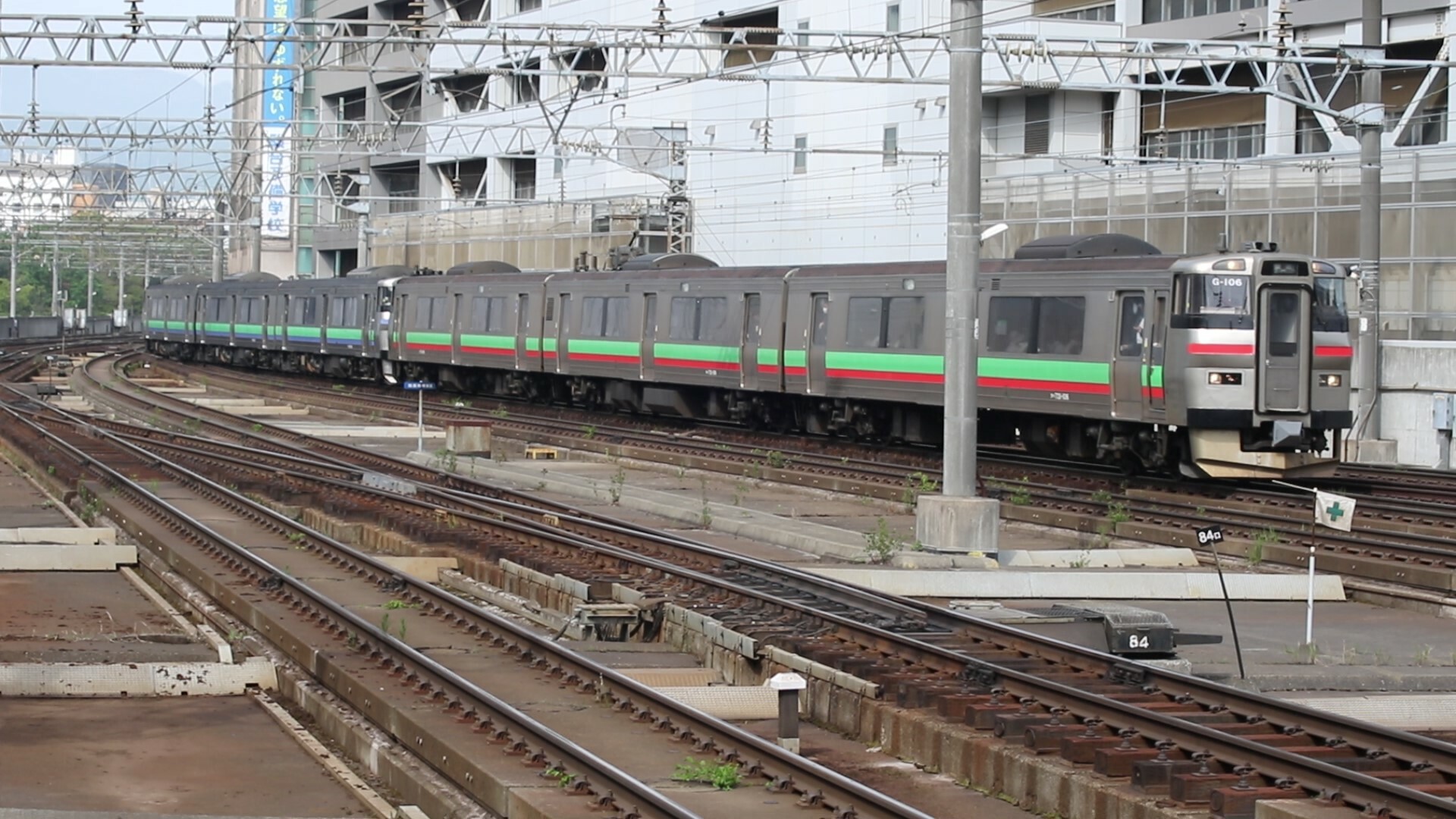 前方3両731系電車、後方3両201系気動車で札幌駅到着