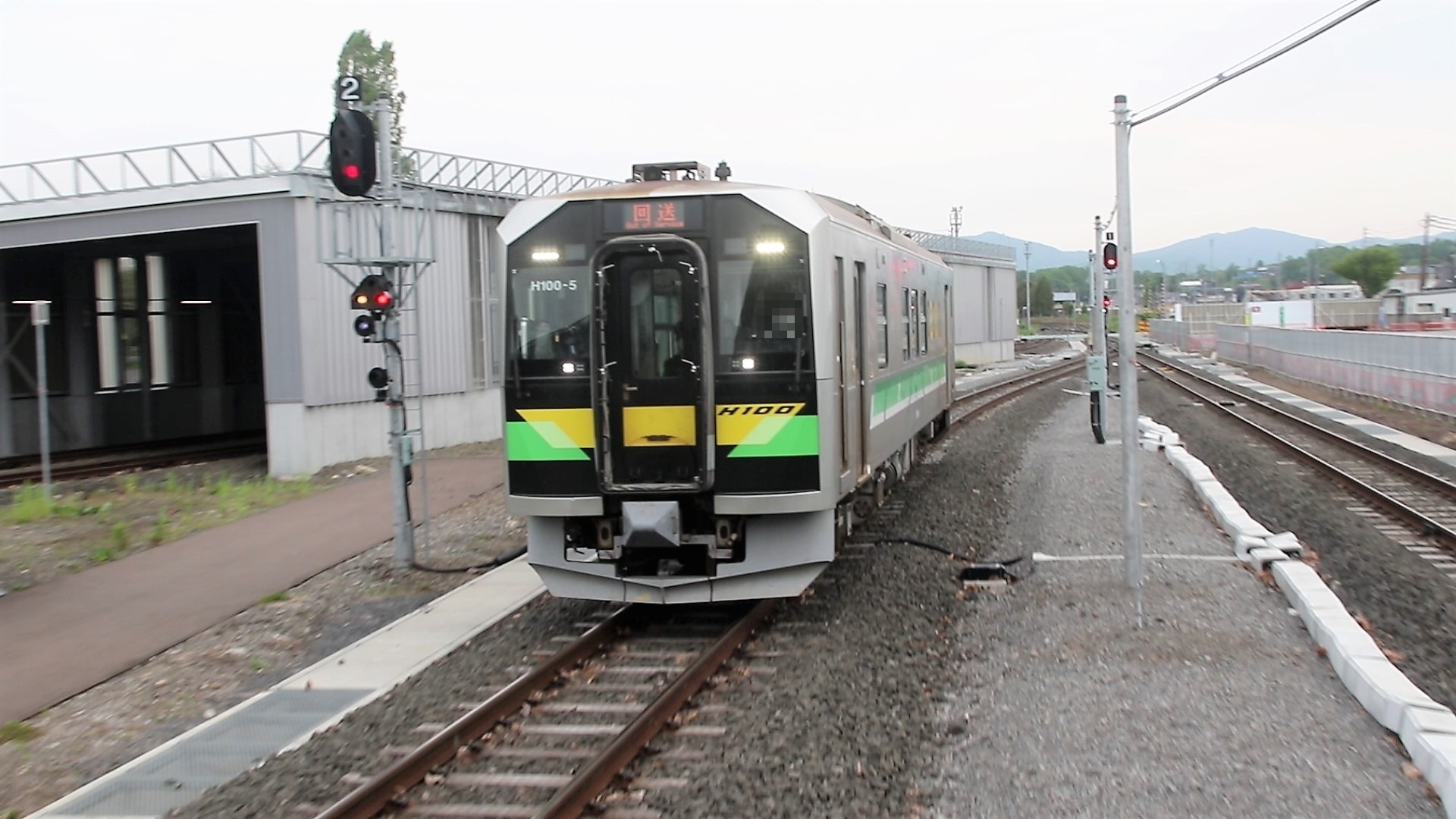 6:09に苗穂運転所から回送H100が到着。