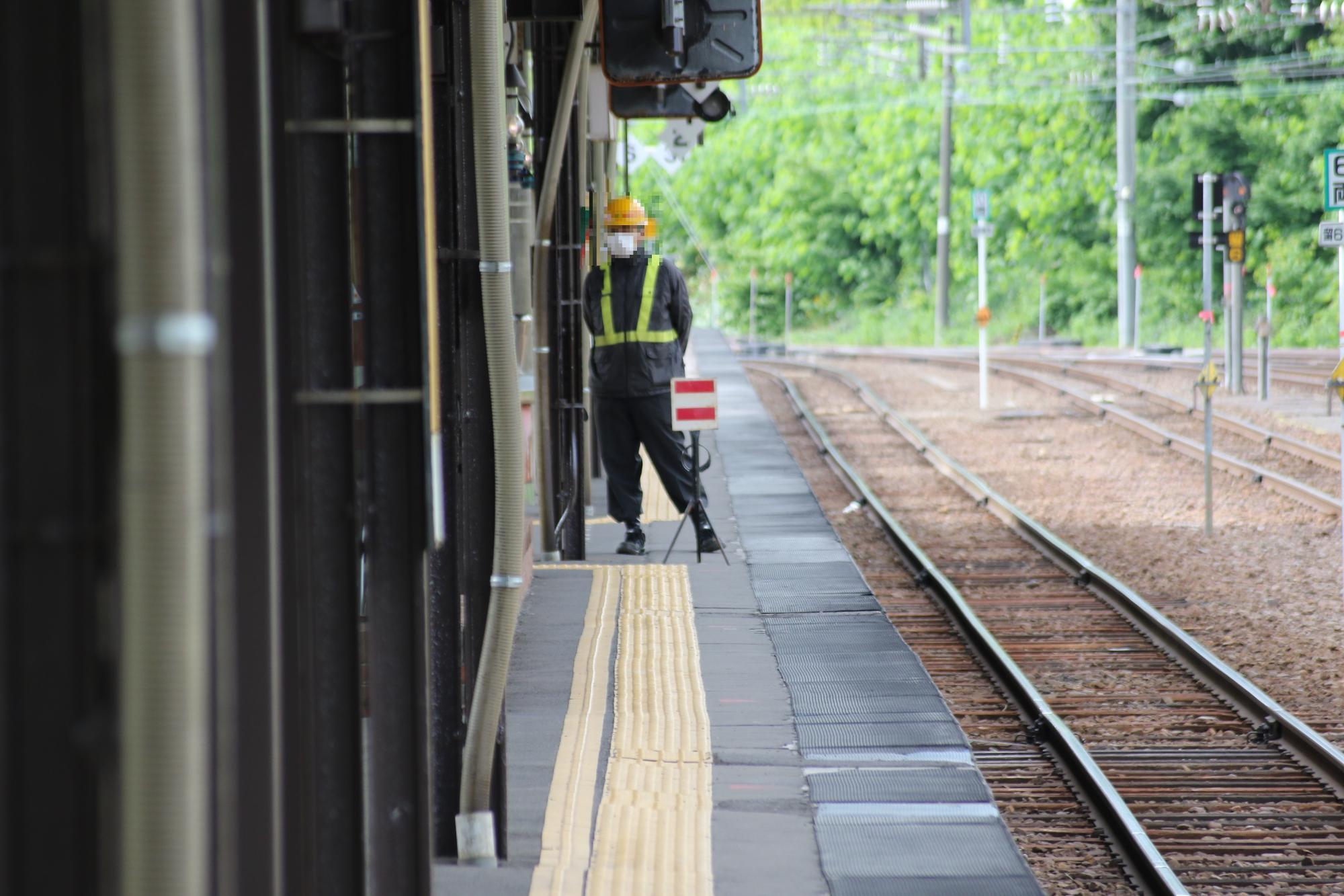 ホームに臨時停車位置標識を置いています