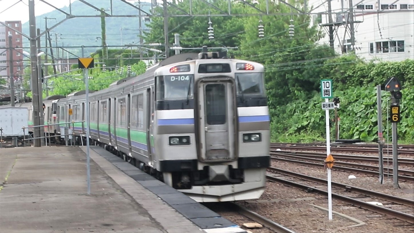 後方にキハ201系気動車