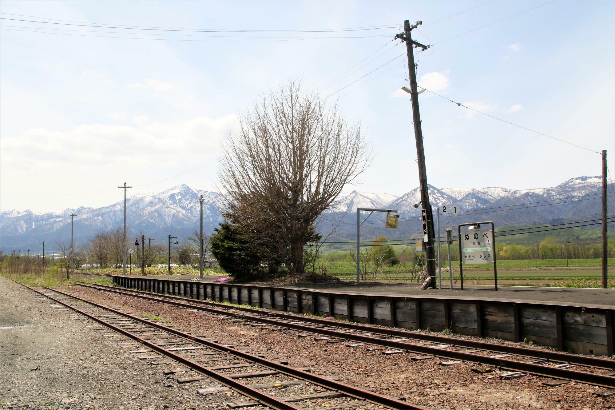駅舎から見た芦別岳などの山々