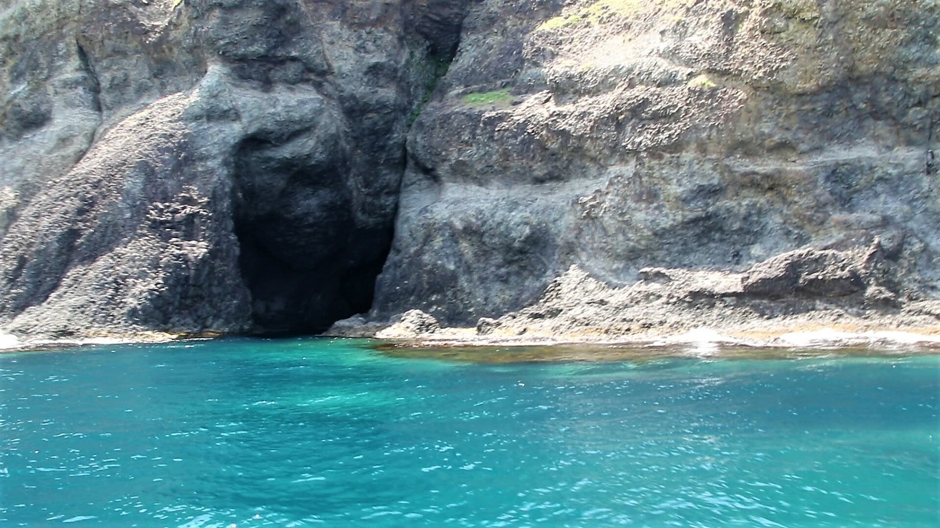 積丹ブルーの海岸と洞窟