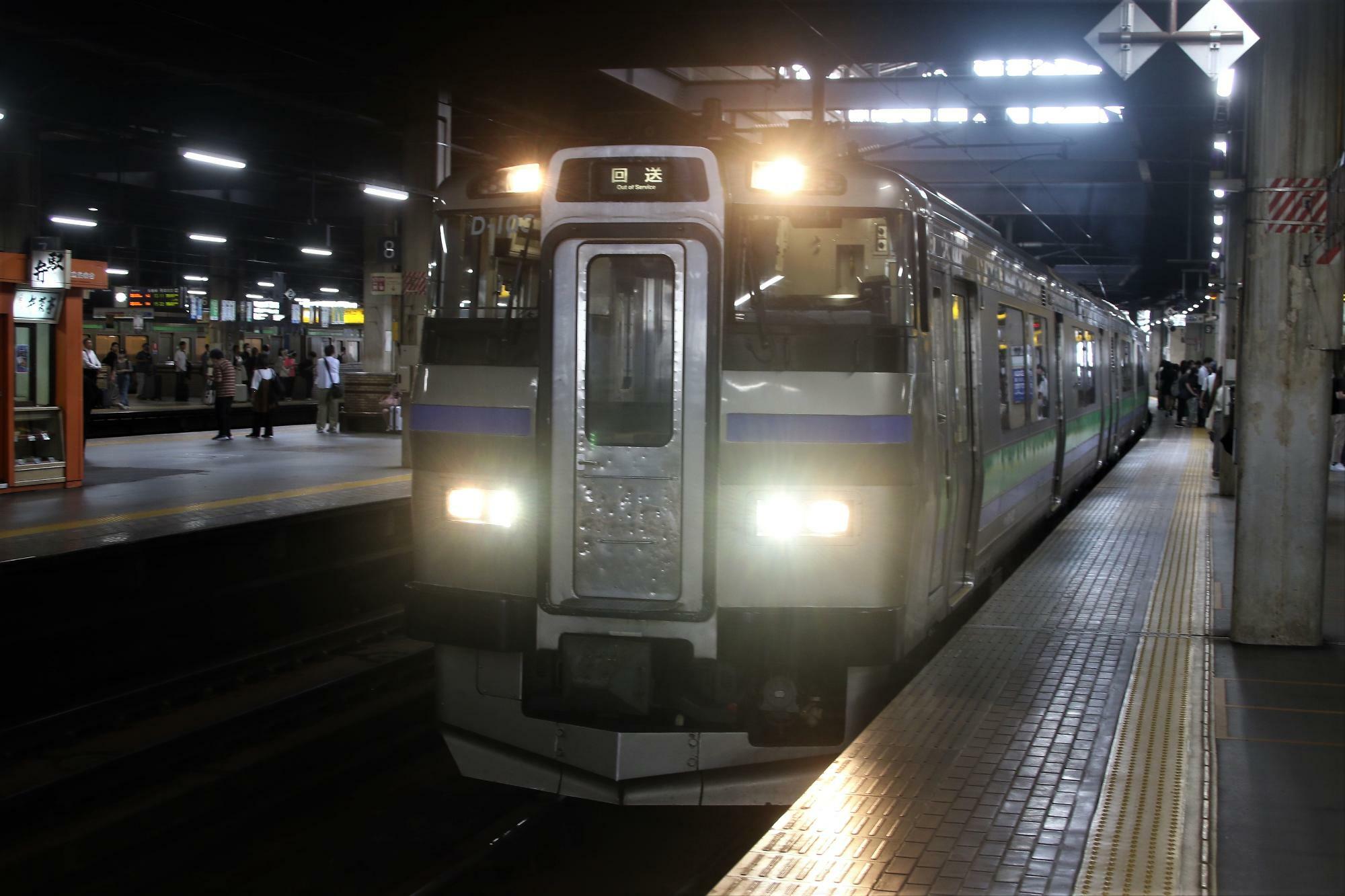 札幌駅9番線に着いたキハ201系気動車
