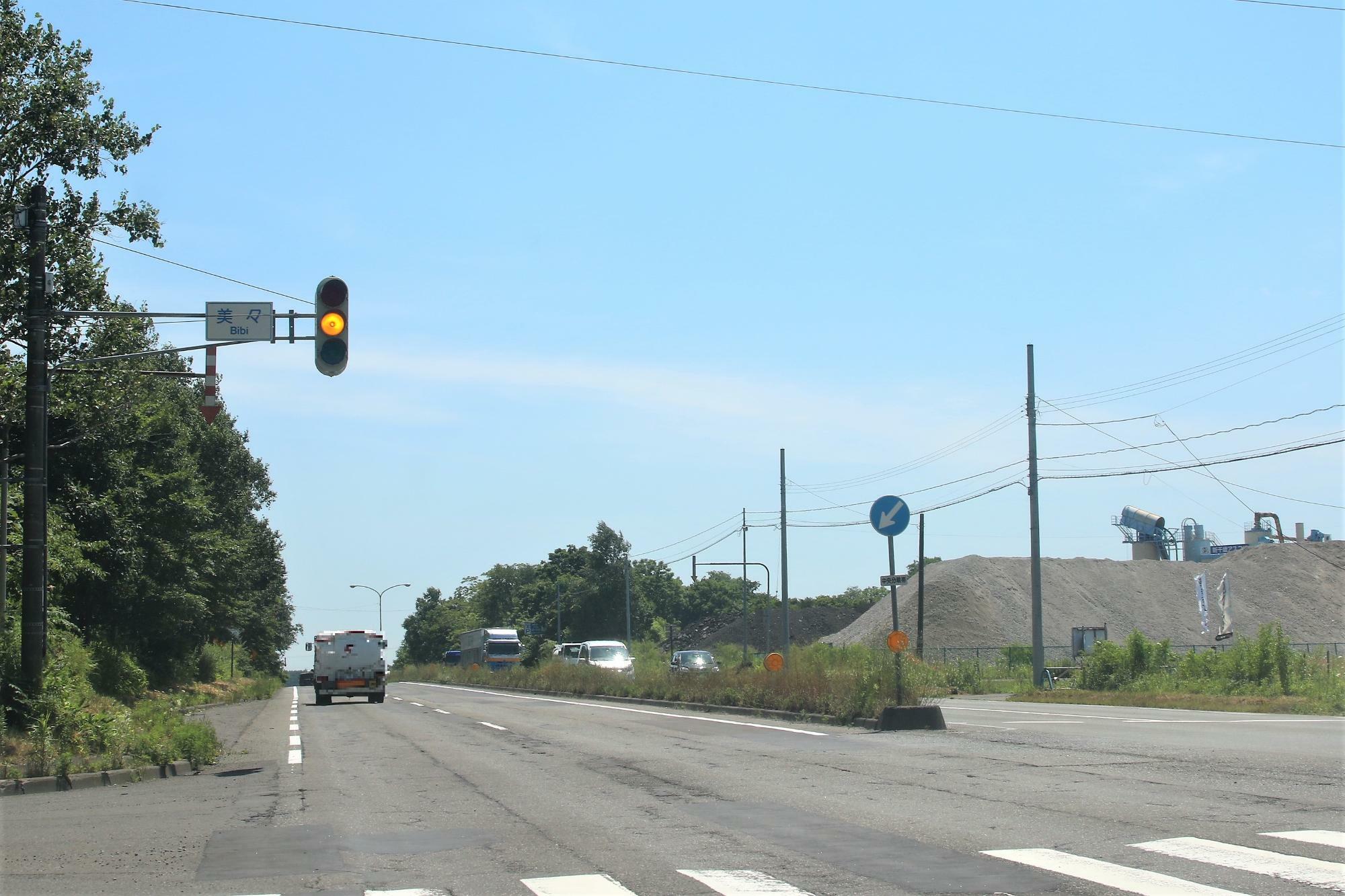 美々信号場へ向かう道と国道36号との交差点(北側から撮影)