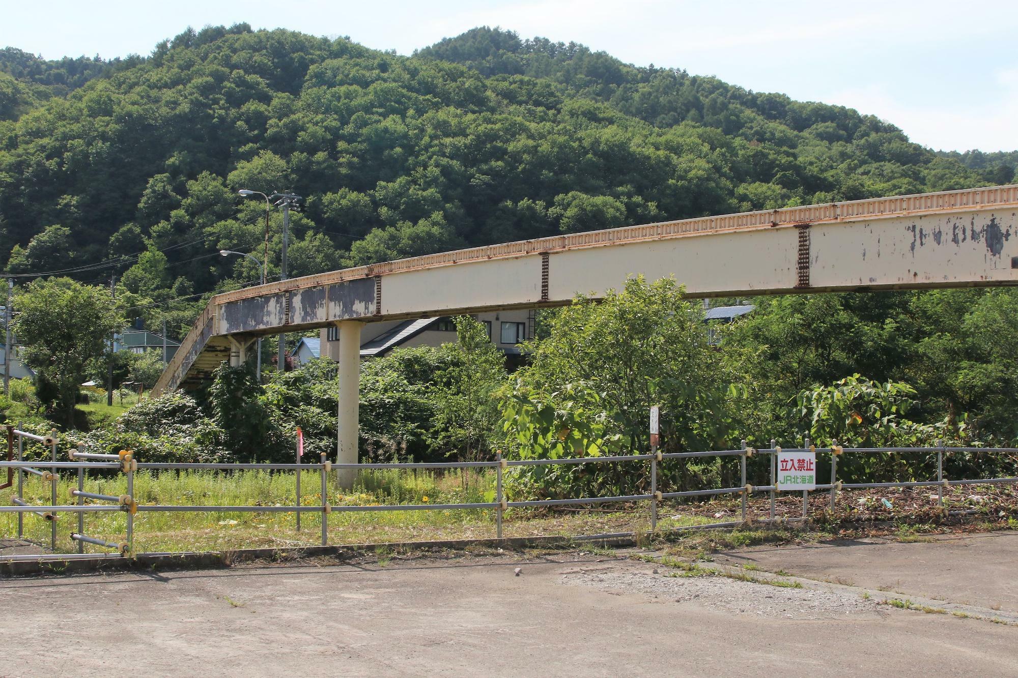 清水沢駅跡にある集落を結ぶ跨線橋