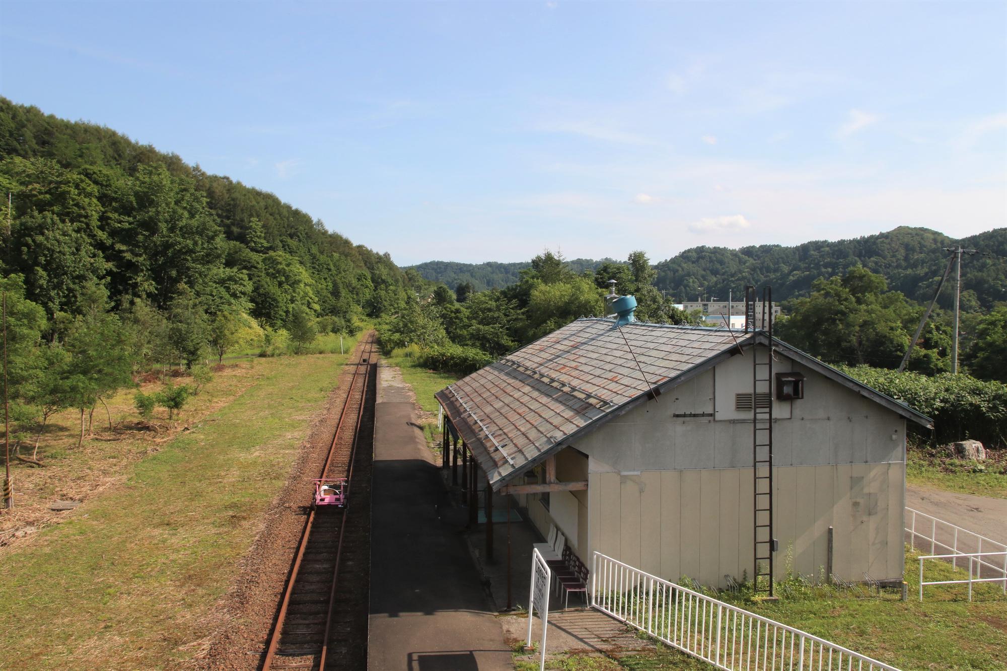 跨線橋から旧鹿ノ谷駅舎とホーム