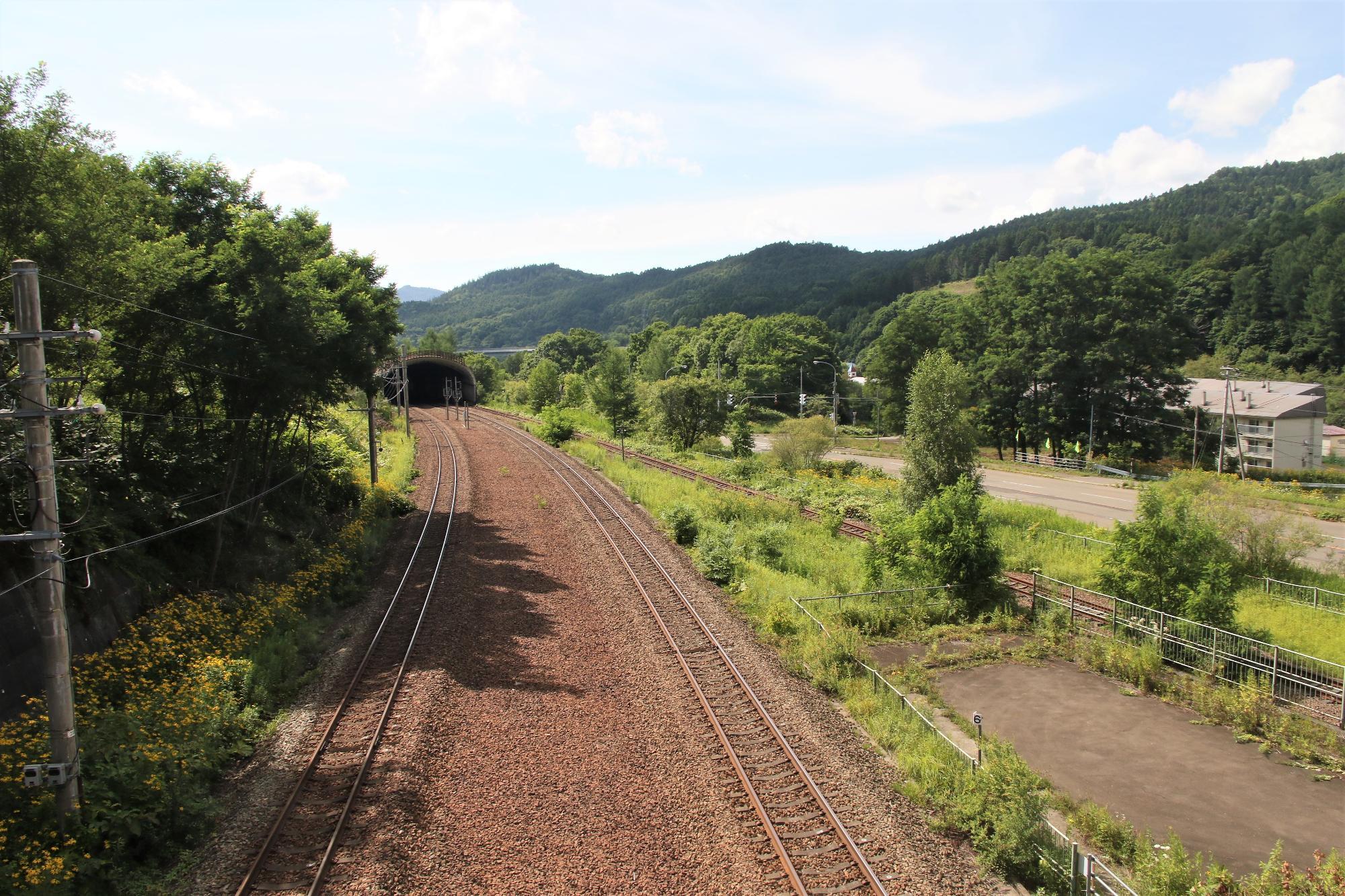 跨線橋を更に進んで新夕張方向を撮影