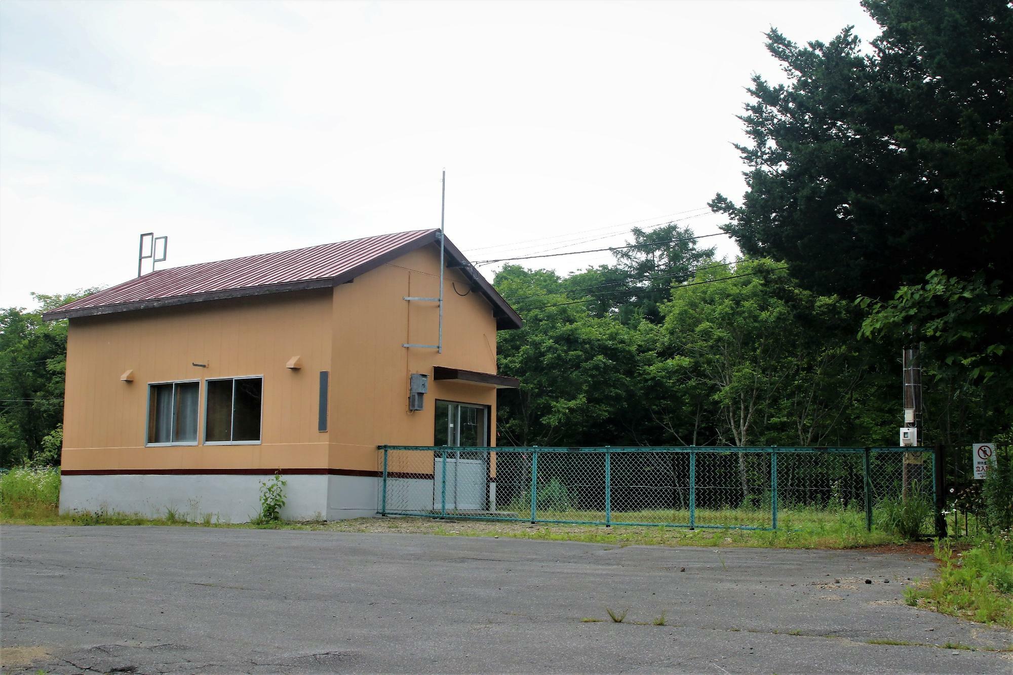 銚子口信号場に残る駅舎