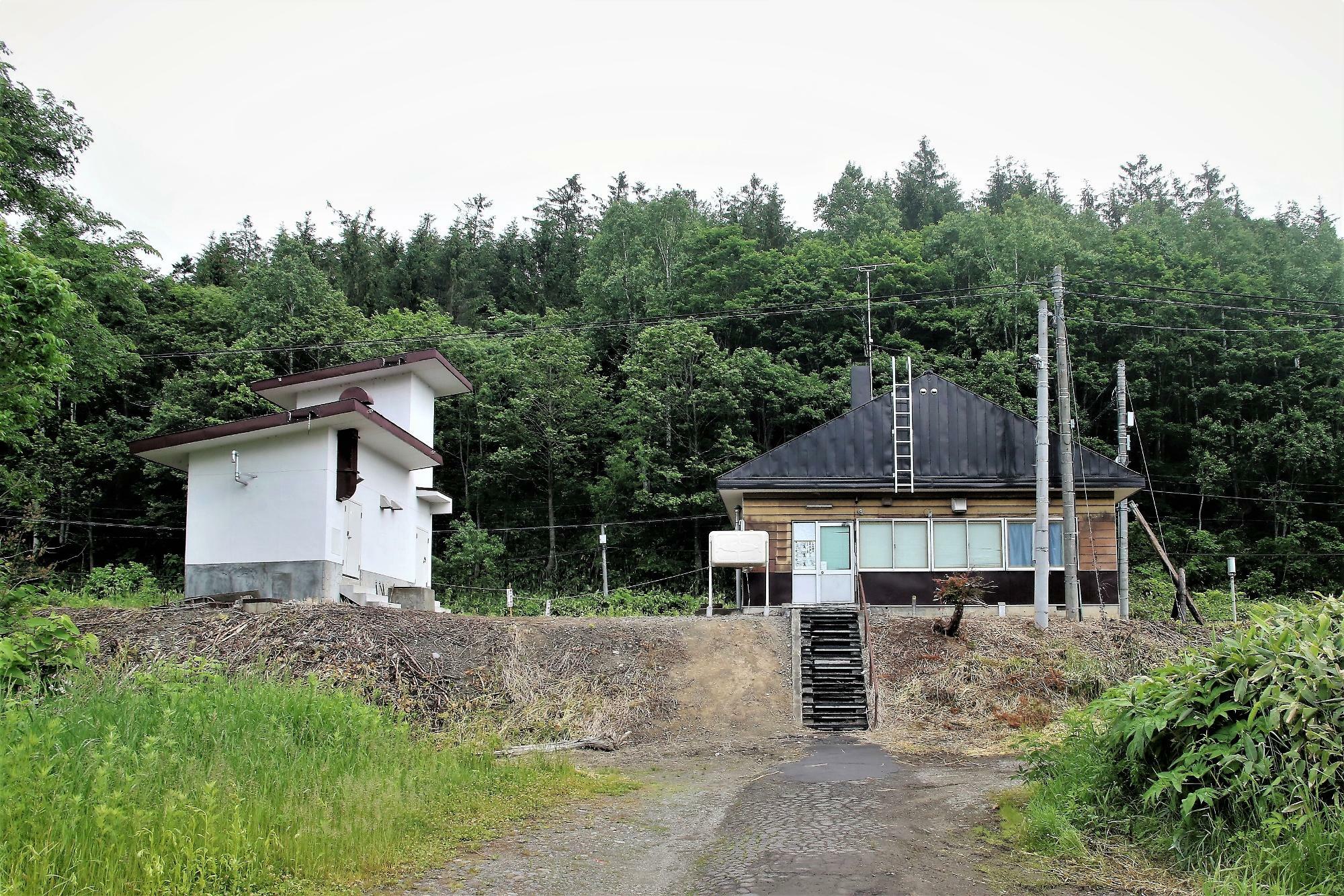 駅舎と機器小屋があります