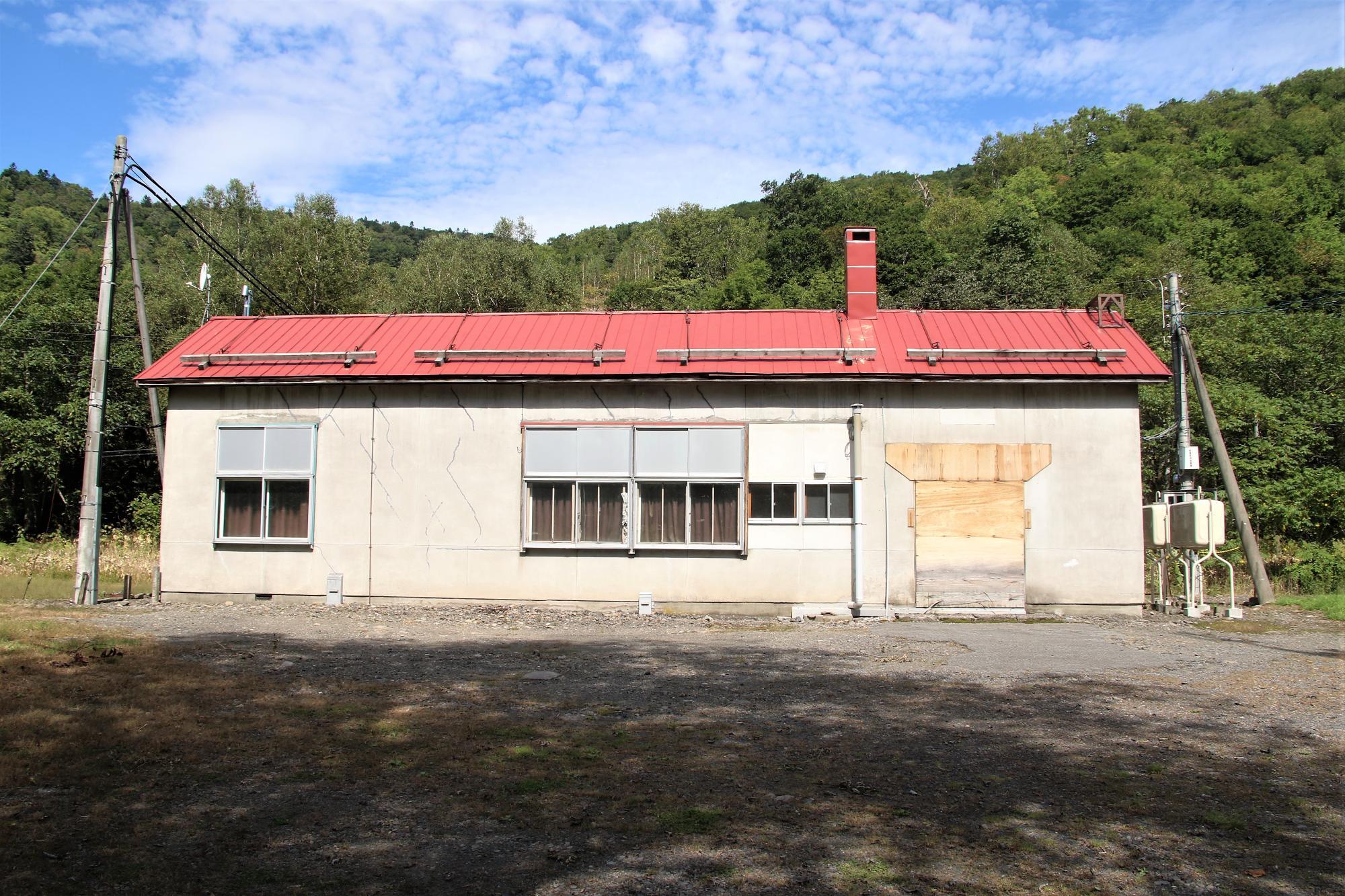 駅時代の待合室には立入不可