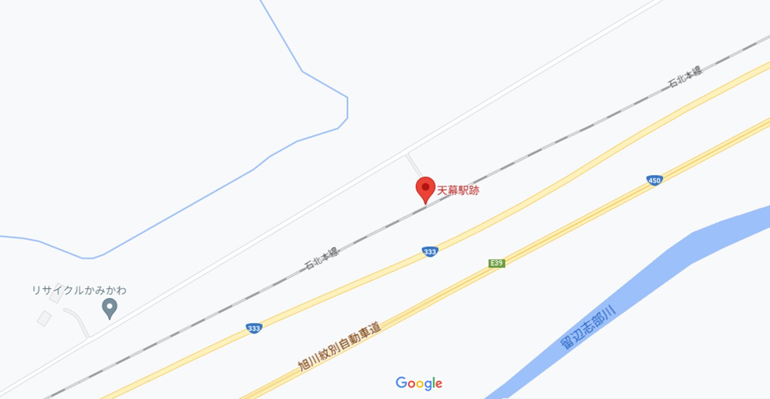 国道273号から駅跡へ直接行けそうだが…　(C)Google